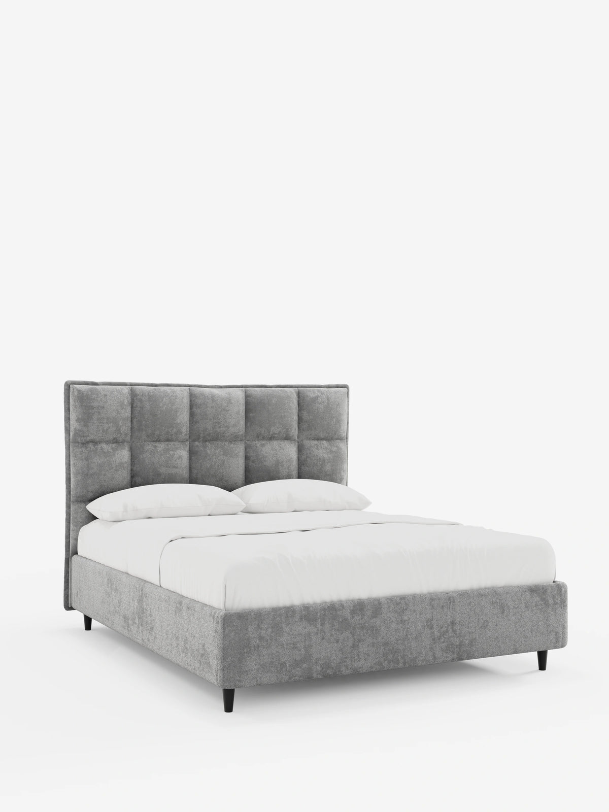 Un letto imbottito AURO grigio chiaro con contenitore e testiera alta capitonné in ciniglia Oeko-Tex®, con biancheria da letto bianca, caratterizzato da un’alta testiera capitonné a griglia su gambe corte, affusolate e scure, su uno sfondo bianco.