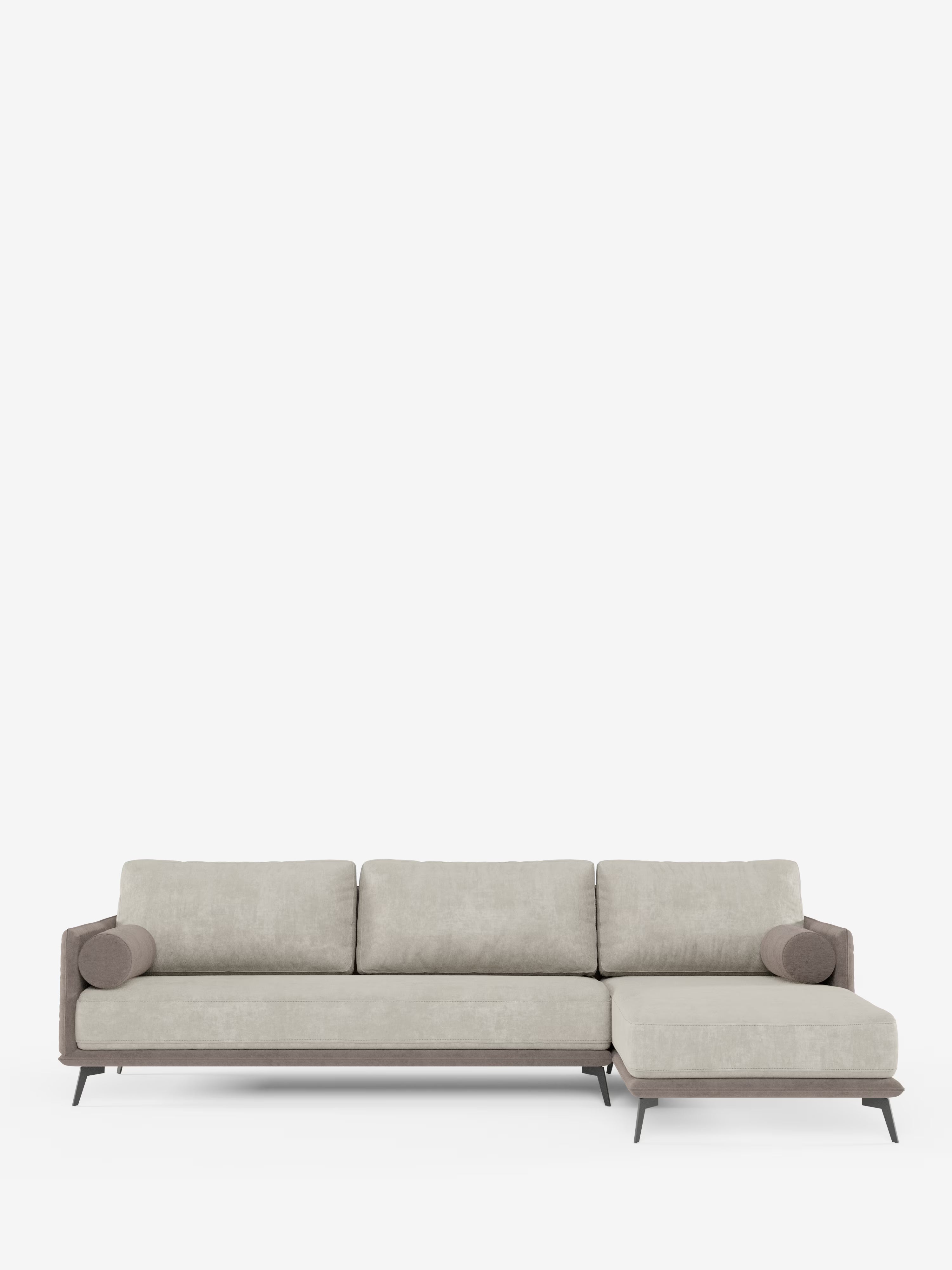 Vi presentiamo il divano bicolore angolare con penisola e base in metallo “Basalto” di Divani.Store, un divano componibile contemporaneo a forma di L con rivestimento beige chiaro, dotato di tre cuscini di seduta, tre cuscini dello schienale in piuma, due cuscini cilindrici e sottili gambe in metallo nero. Fotografato su uno sfondo bianco a tinta unita, questo divano in tessuto smacchiabile T31 unisce stile e praticità: l’ideale per gli spazi abitativi moderni.