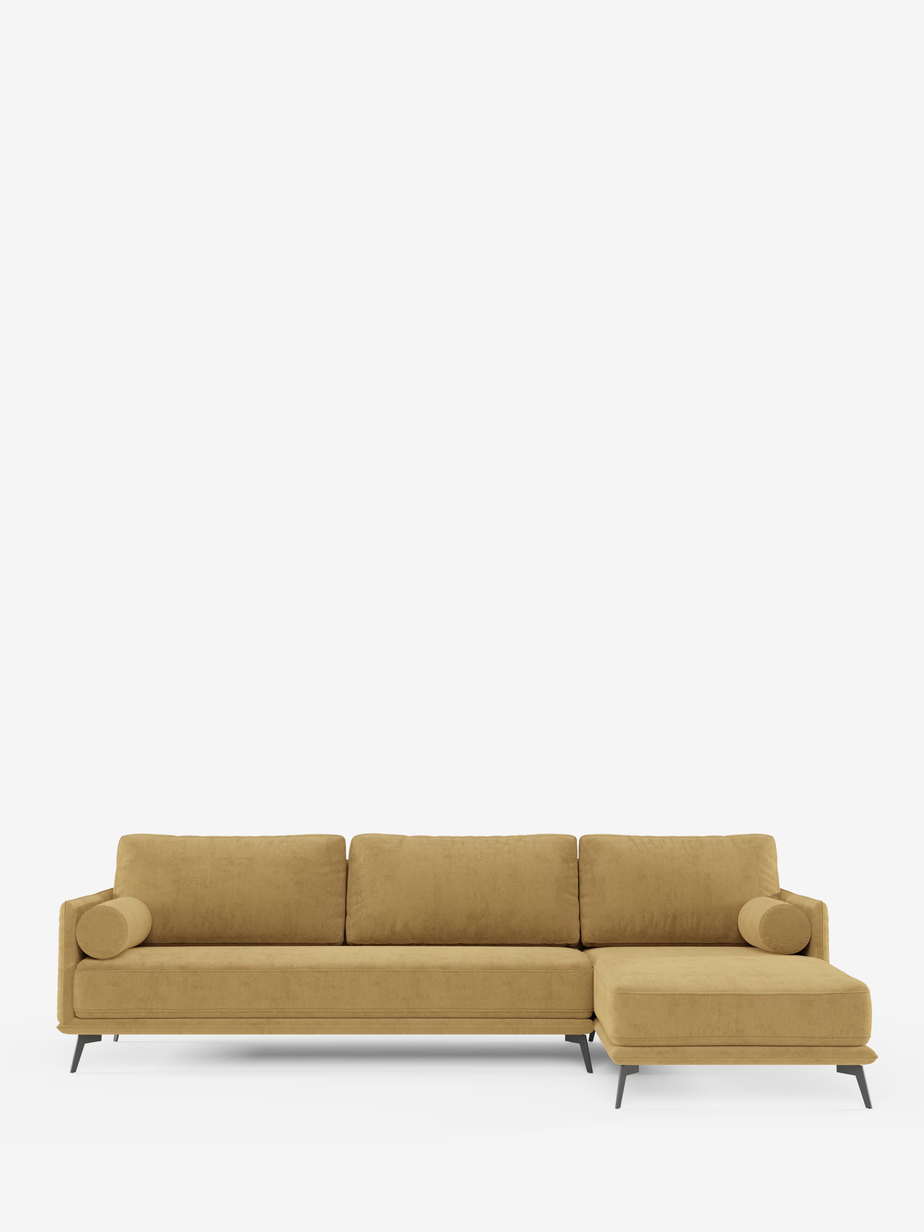 Il divano angolare moderno con penisola Basalto di Divani.Store è un divano d'angolo contemporaneo color giallo senape con chaise longue sul lato destro. È dotato di tre cuscini di seduta, tre cuscini dello schienale, due cuscini cilindrici, sottili gambe in metallo nero e cuscini imbottiti in piuma rivestiti in tessuto T31 antimacchia. Lo sfondo è bianco a tinta unita.