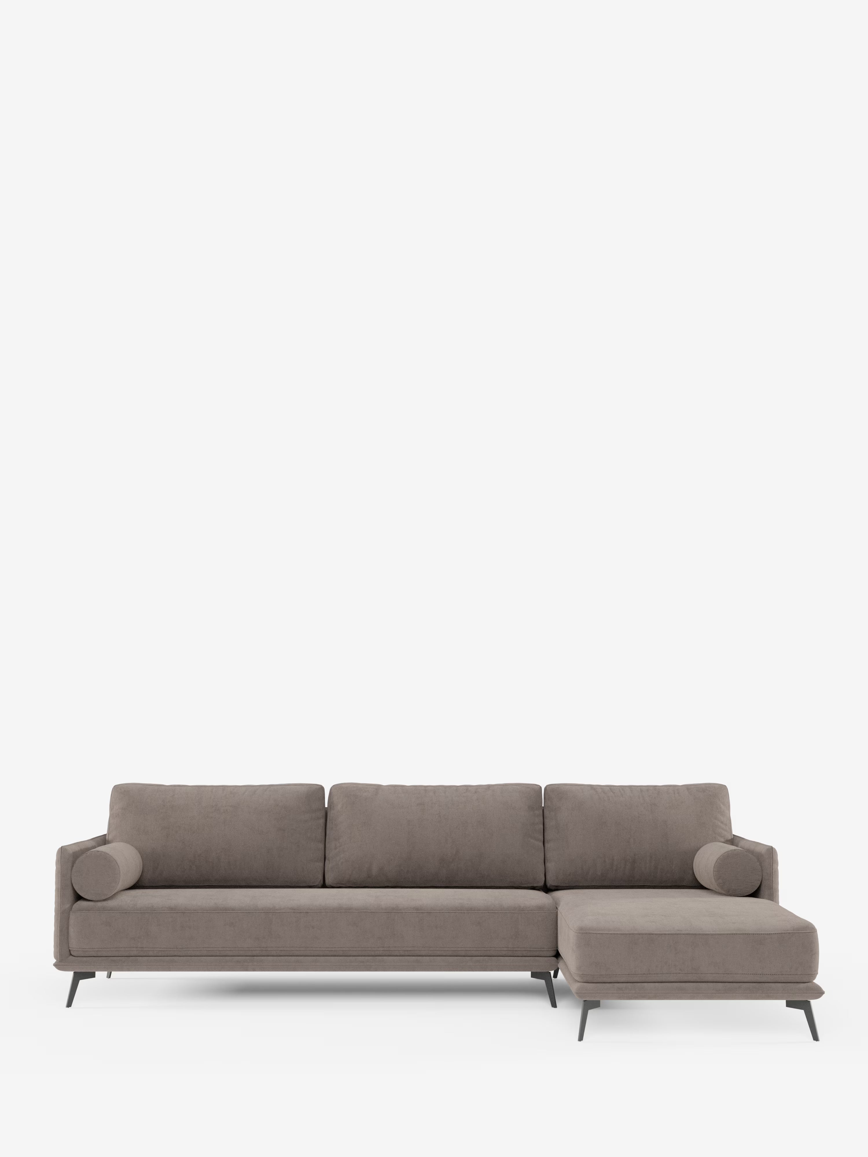 Il divano moderno angolare con penisola Basalto di Divani.Store è un divano componibile moderno di colore marrone chiaro con chaise longue sulla destra, caratterizzato da sottili gambe in metallo nero, tre cuscini dello schienale e due cuscini cilindrici. Realizzato in Italia con tessuto T31 antimacchia e cuscini in piuma, il divano è presentato su uno sfondo bianco a tinta unita.