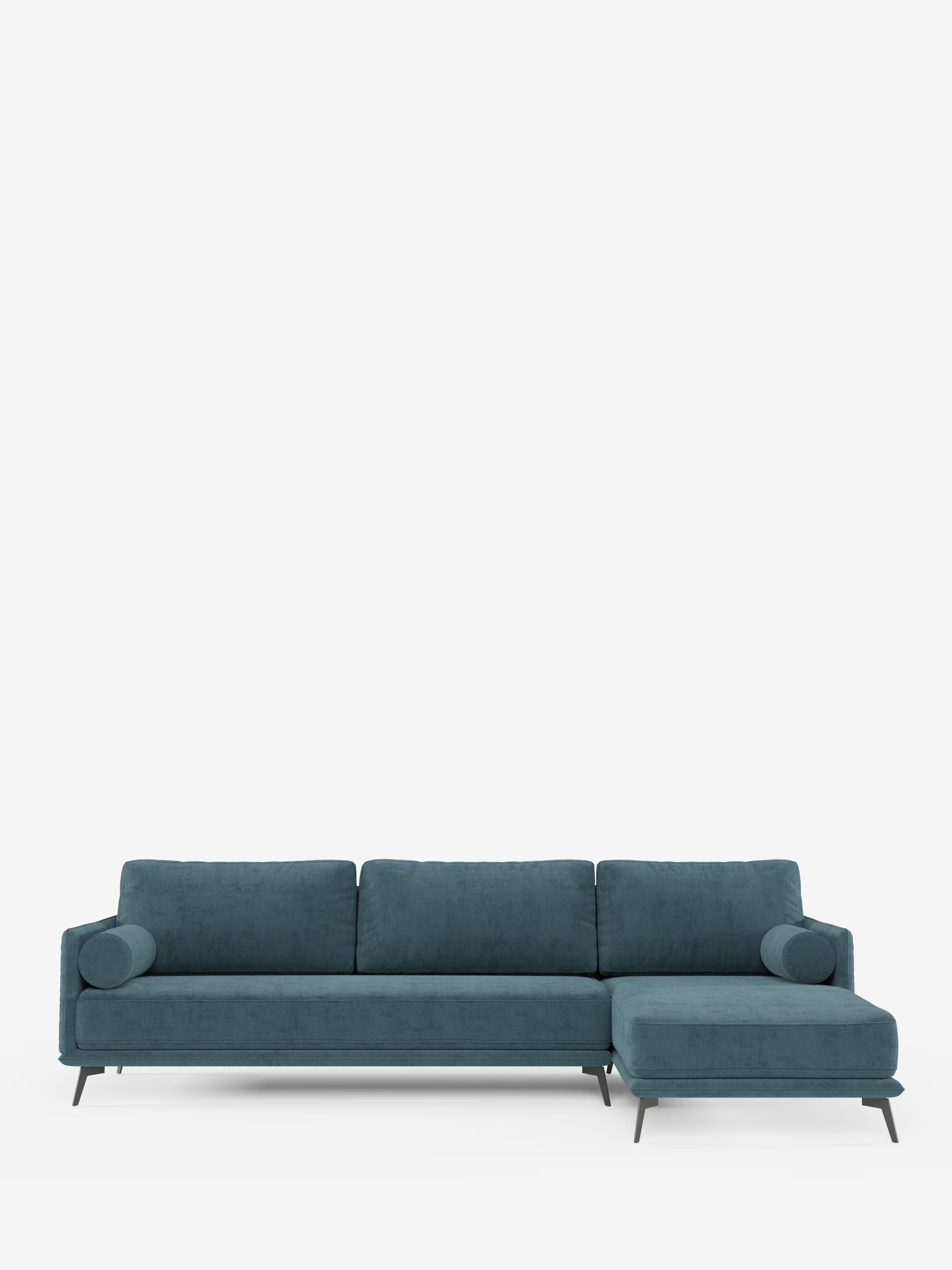 Un divano componibile contemporaneo color verde acqua della linea Basalto (divano moderno angolare con penisola) di Divani.Modello «Store»: composto da tre cuscini di seduta, tre cuscini di schienale, una chaise longue a destra e due cuscini cilindrici in tessuto T31 antimacchia con imbottitura in piuma, il tutto sostenuto da corte gambe in metallo nero e presentato su uno sfondo bianco a tinta unita.