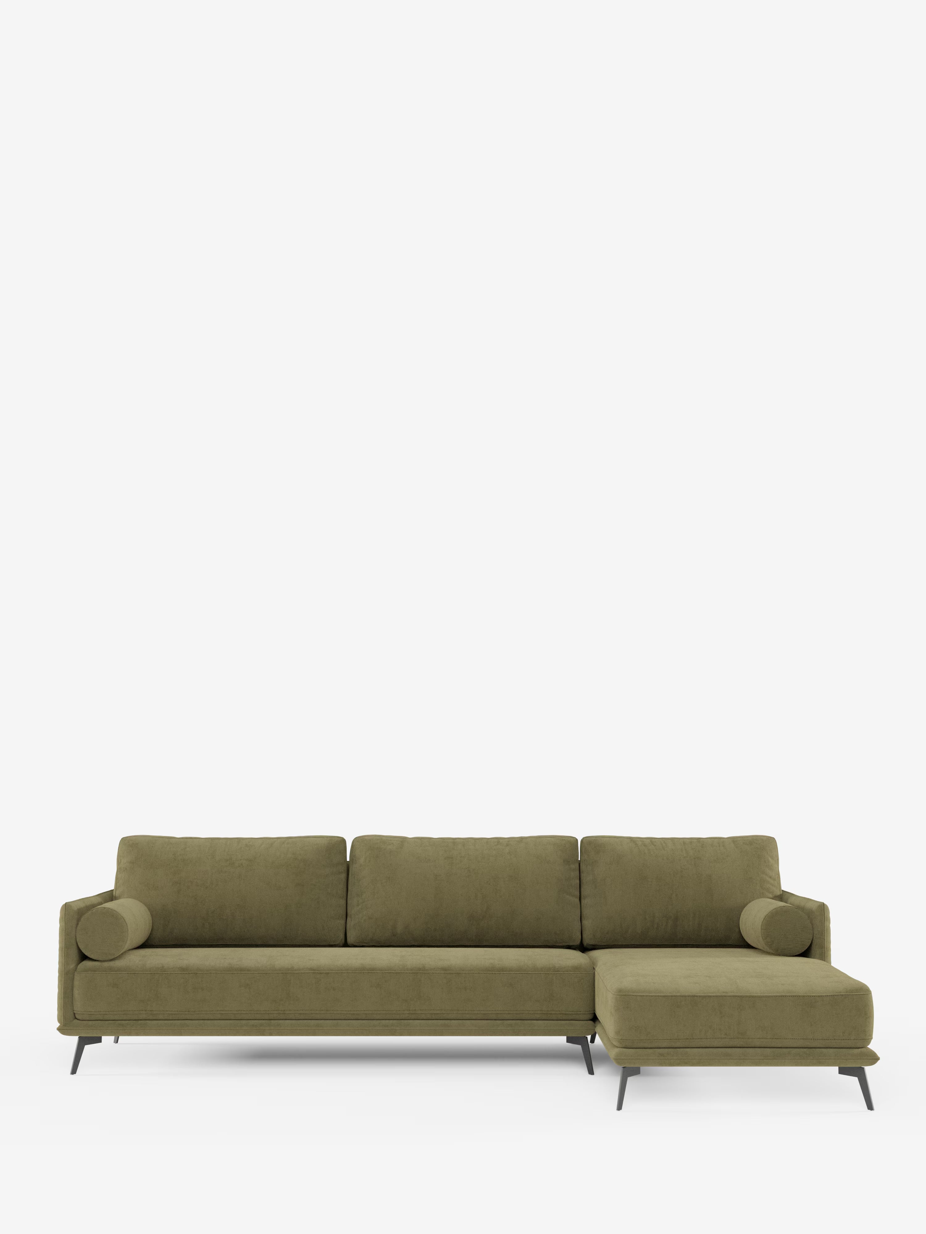 Il divano moderno angolare con penisola Basalto di Divani.Store è rivestito in tessuto T31 verde oliva resistente alle macchie e presenta tre cuscini dello schienale, due cuscini cilindrici e una chaise longue a destra. Il divano componibile poggia su sottili gambe in metallo nero e presenta un design semplice e moderno, in primo piano su uno sfondo bianco liscio senza altri oggetti visibili.