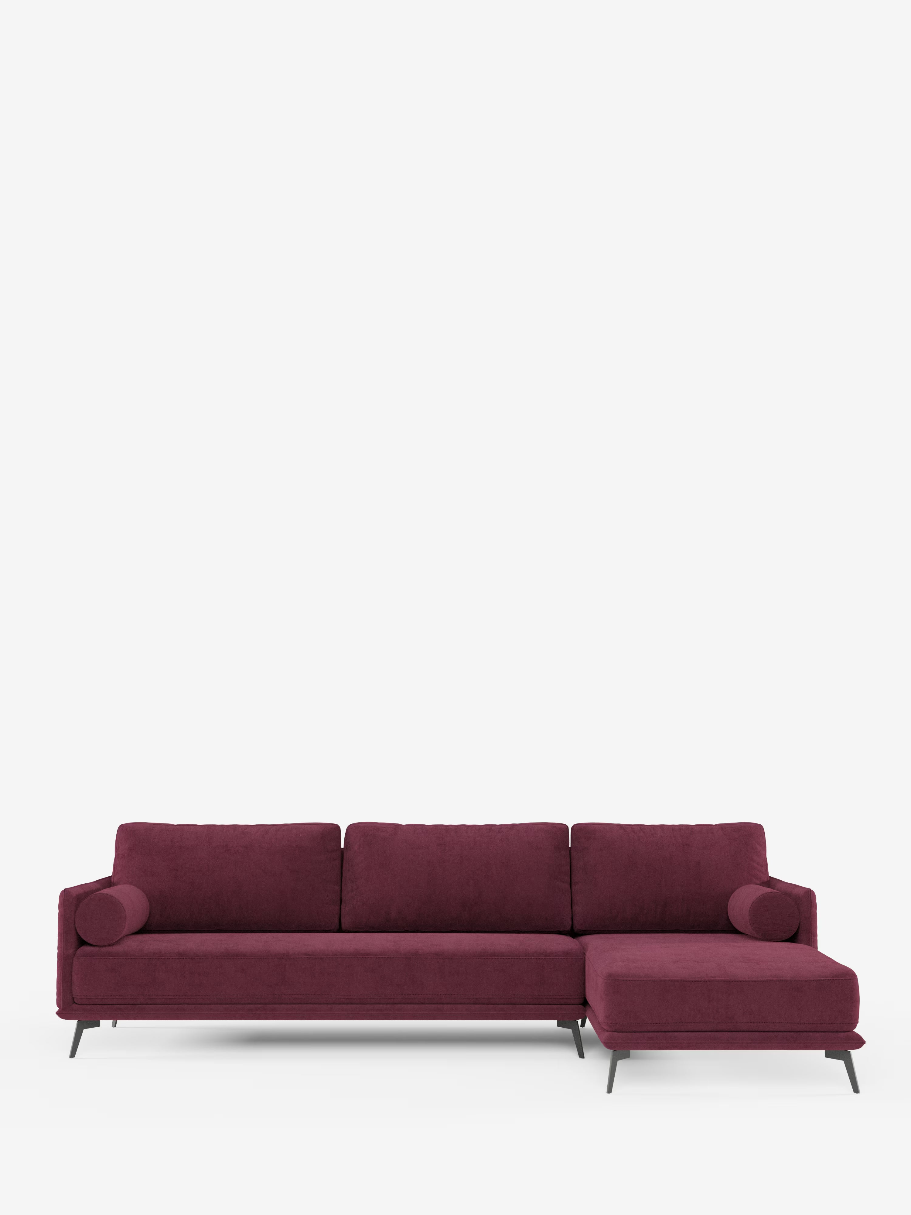 Il divano moderno angolare con penisola Basalto di Divani.Store presenta un morbido rivestimento in tessuto T31 color bordeaux scuro resistente alle macchie, tre cuscini dello schienale e due cuscini cilindrici su ciascun bracciolo. La chaise longue si estende verso destra, mentre le sottili gambe angolari in metallo nero conferiscono un tocco di eleganza a questo divano moderno. I morbidi cuscini imbottiti di piume aggiungono ulteriore comfort. Presentato su uno sfondo bianco a tinta unita.
