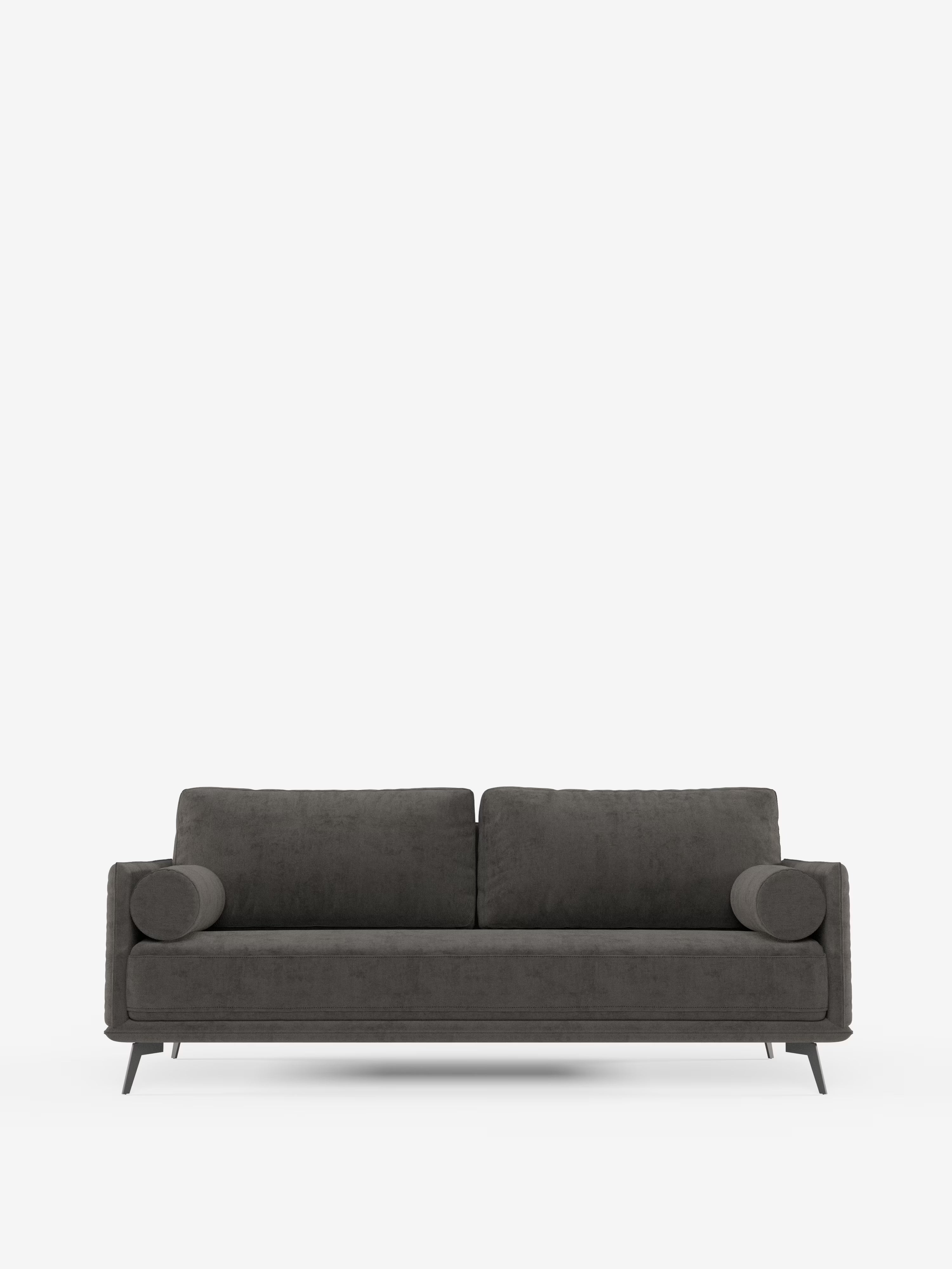 Un moderno divano lineare Basalto a 2 o 3 posti di colore grigio scuro di Divani.Store, caratterizzato da un unico cuscino di seduta in tessuto smacchiabile T31, braccioli dritti, due cuscini dello schienale e gambe angolate in metallo nero, è raffigurato su uno sfondo bianco a tinta unita. Il divano è dotato di rivestimento sfoderabile per una facile manutenzione e vanta un design minimalista e contemporaneo.