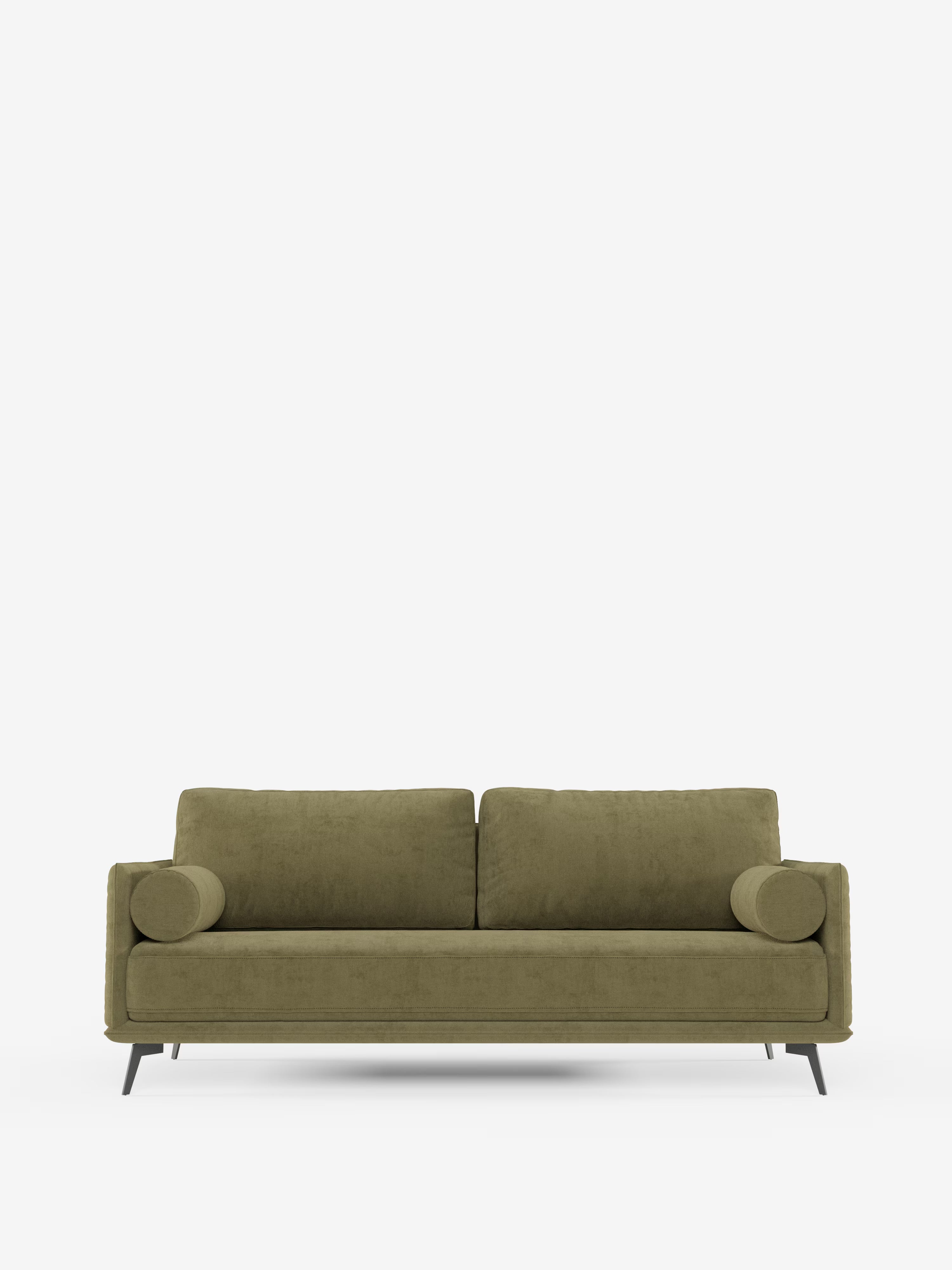 Un divano lineare a 2 posti Basalto in verde oliva, dal design contemporaneo, di Divani.Store, dotato di un unico cuscino di seduta, due cuscini dello schienale e sottili gambe in metallo nero. Rivestito in tessuto T31 facile da pulire, con rivestimento sfoderabile per una manutenzione senza problemi, questo divano minimalista risalta su uno sfondo bianco a tinta unita e offre comfort e stile moderno.
