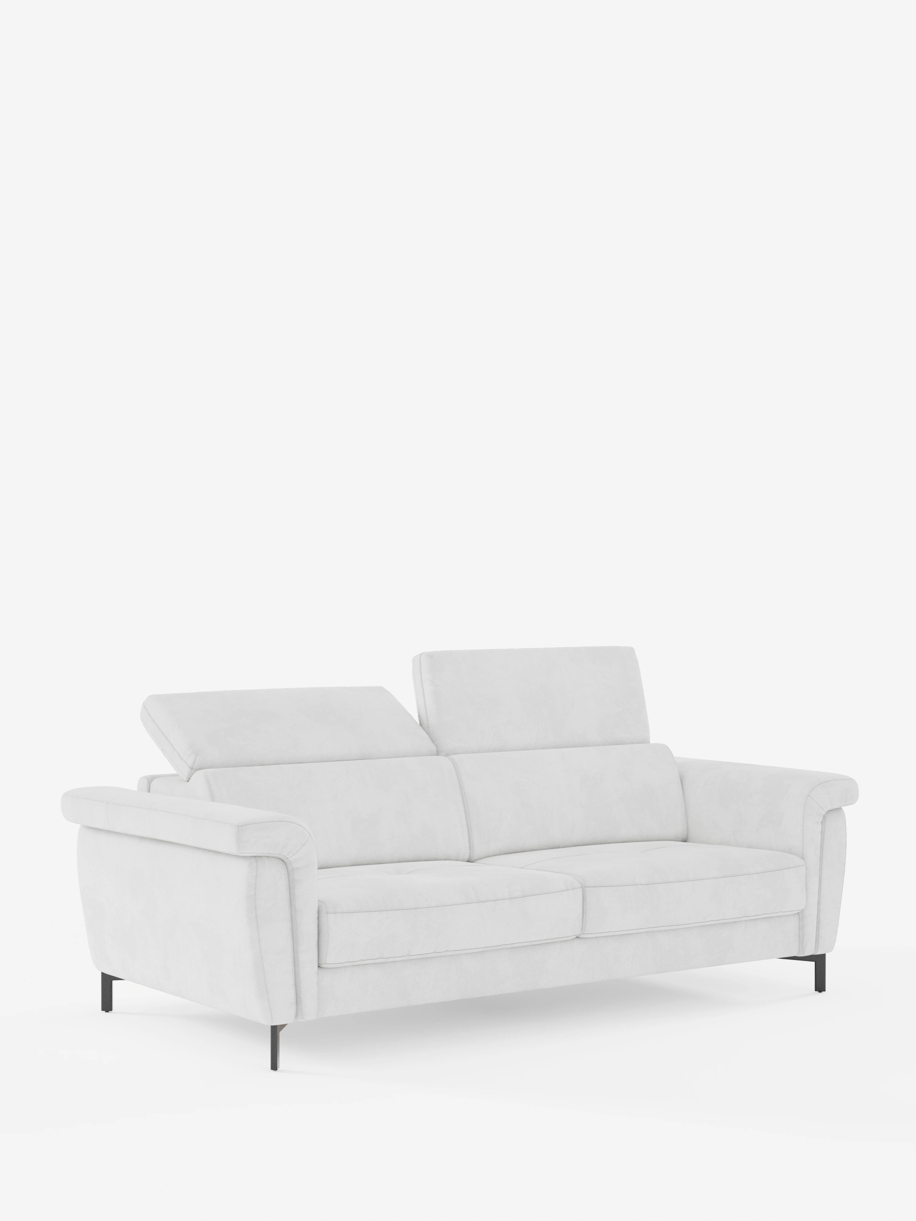 Il divano letto di design Capri di Divani.Store presenta una linea moderna in grigio chiaro, rivestito in raffinato tessuto effetto velluto smacchiabile T30, con tre cuscini di seduta, poggiatesta regolabili, ampi braccioli imbottiti e sottili gambe nere, il tutto su uno sfondo bianco a tinta unita.