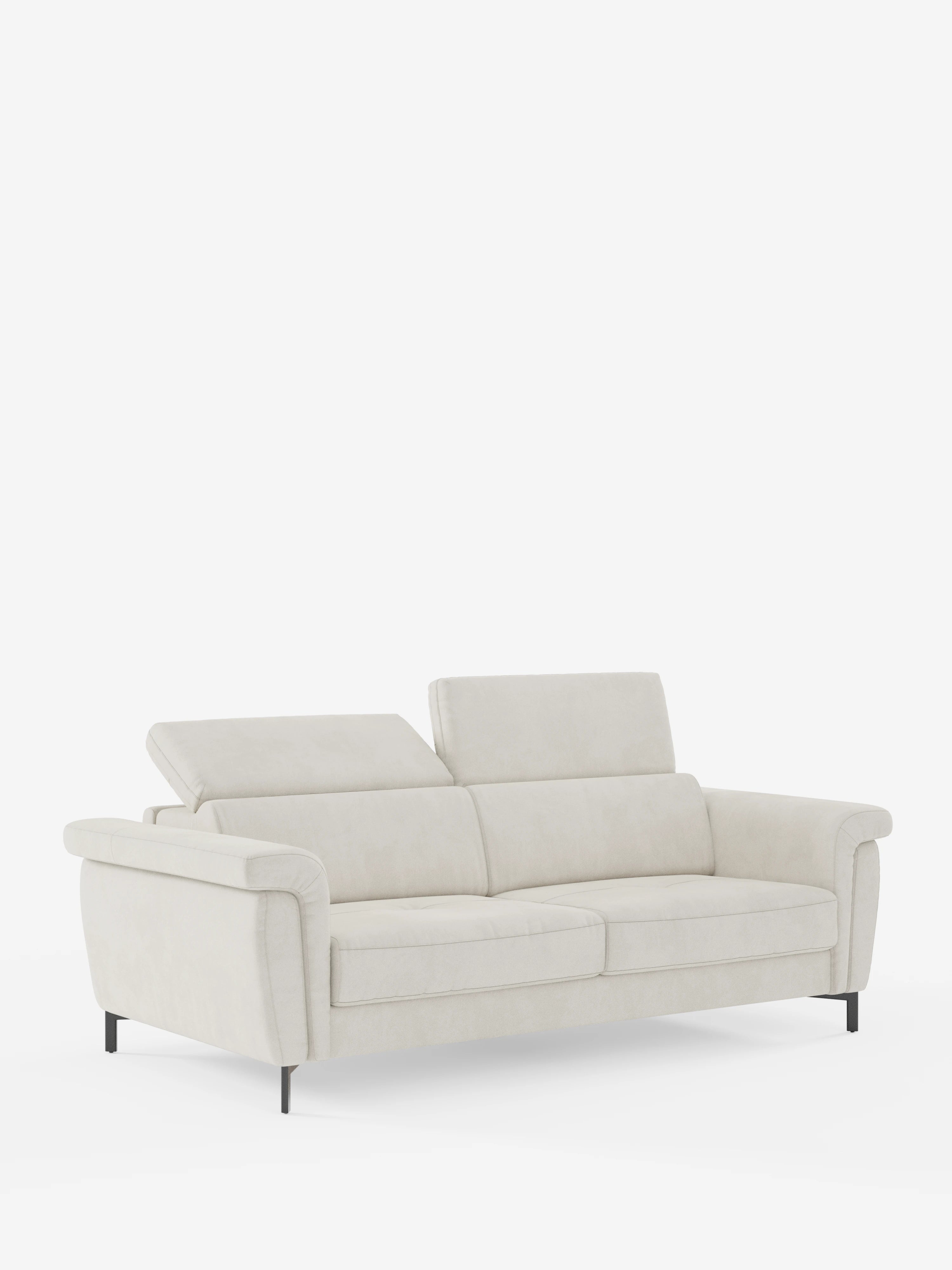 Il divano letto di design Capri di Divani.Store è raffigurato su uno sfondo bianco a tinta unita, caratterizzato da una moderna finitura beige chiaro con due poggiatesta reclinabili, ampi braccioli e sottili piedini alti neri. Rivestito in morbido e raffinato tessuto effetto velluto smacchiabile T30 e dotato di un materasso ad alta densità per un comfort superiore, questo divano presenta un design semplice e pulito e può ospitare comodamente da due a tre persone.