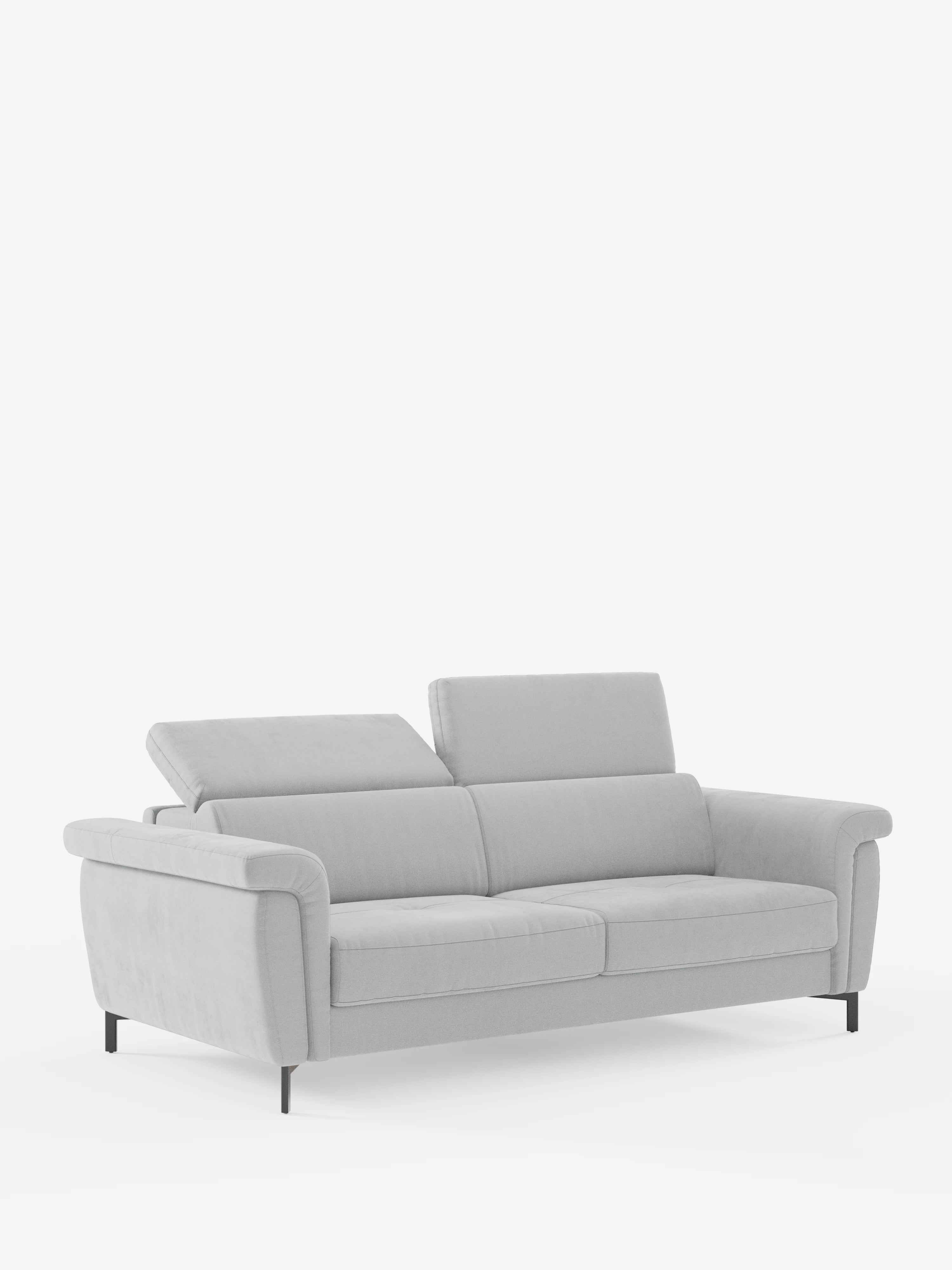 Un divano letto Capri di design, color grigio chiaro, firmato Divani.Store, caratterizzato da sottili gambe nere, due cuscini di seduta e due poggiatesta regolabili — uno sollevato e uno abbassato — realizzati in tessuto effetto velluto smacchiabile T30 di alta qualità, frutto di una raffinata lavorazione italiana, su uno sfondo bianco a tinta unita.