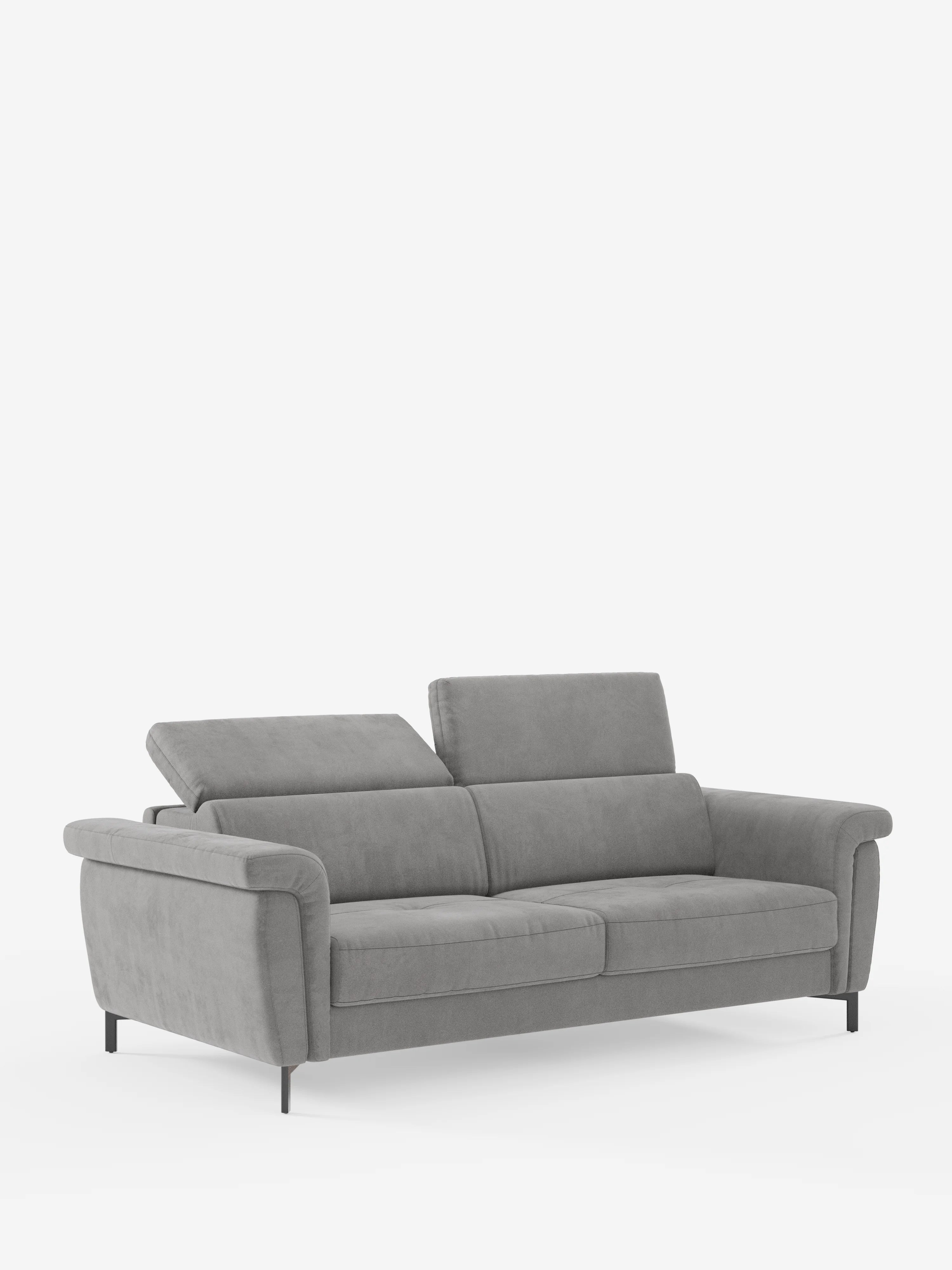 Il divano letto di design Capri di Divani.Store è dotato di due cuscini di seduta, due poggiatesta regolabili e reclinabili (con il poggiatesta sinistro sollevato e quello destro in posizione orizzontale) e sottili gambe alte di colore nero. Rivestito in tessuto smacchiabile effetto velluto T30, questo raffinato complemento d’arredo mette in risalto la pregiata manifattura italiana. Sullo sfondo bianco a tinta unita, la sua silhouette elegante e contemporanea risulta ancora più accentuata.
