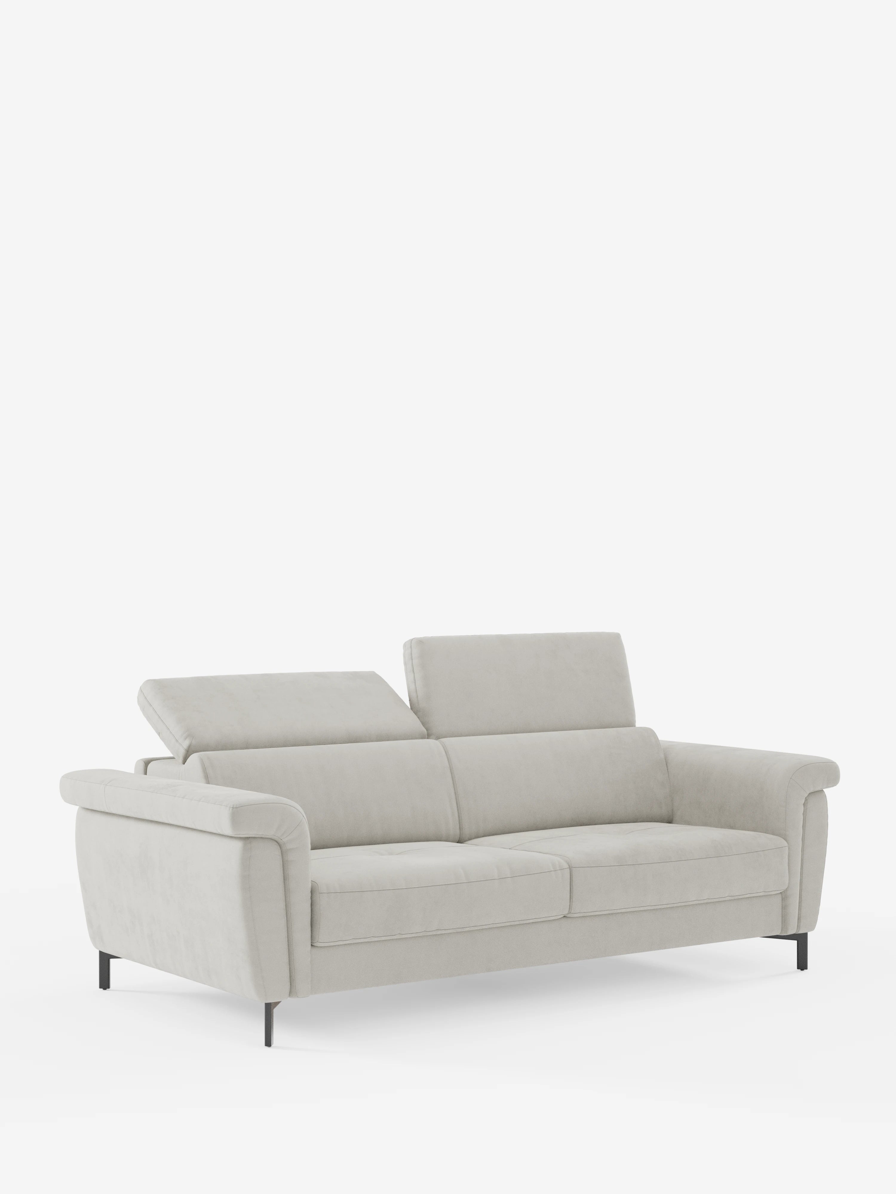 Un “Capri divano letto di design” contemporaneo di colore grigio chiaro, firmato Divani.Store, rivestito in un raffinato tessuto effetto velluto resistente alle macchie (T30), dotato di due ampi cuscini di seduta, due poggiatesta reclinabili e braccioli angolati. Il divano poggia su sottili gambe in metallo nero ed è un esempio di raffinata maestria artigianale italiana nel suo design minimalista, che risalta su uno sfondo bianco a tinta unita.