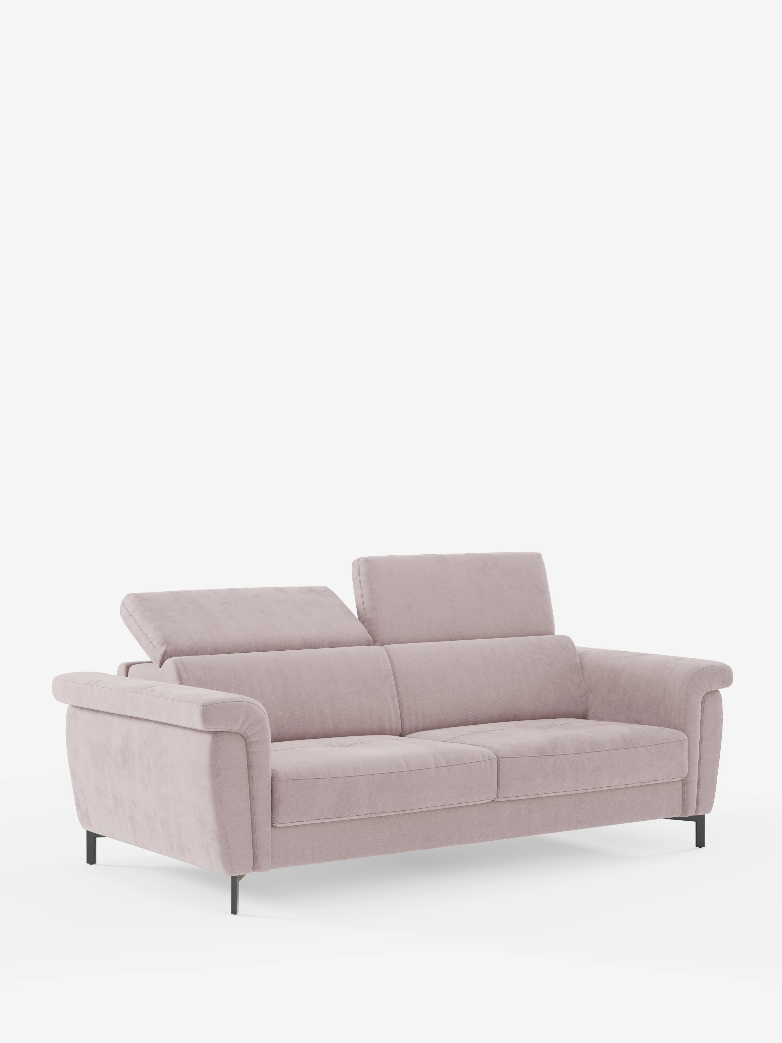 Un divano letto di design contemporaneo Capri con piedini alti di Divani.Store, rivestito in raffinato tessuto T30 effetto velluto rosa chiaro resistente alle macchie, è dotato di due cuscini di seduta, sottili gambe in metallo nero, braccioli arrotondati e poggiatesta alti regolabili, il tutto su uno sfondo bianco a tinta unita. Il poggiatesta sinistro è più alto di quello destro, a sottolineare sia il comfort che l’eleganza del vero design italiano.