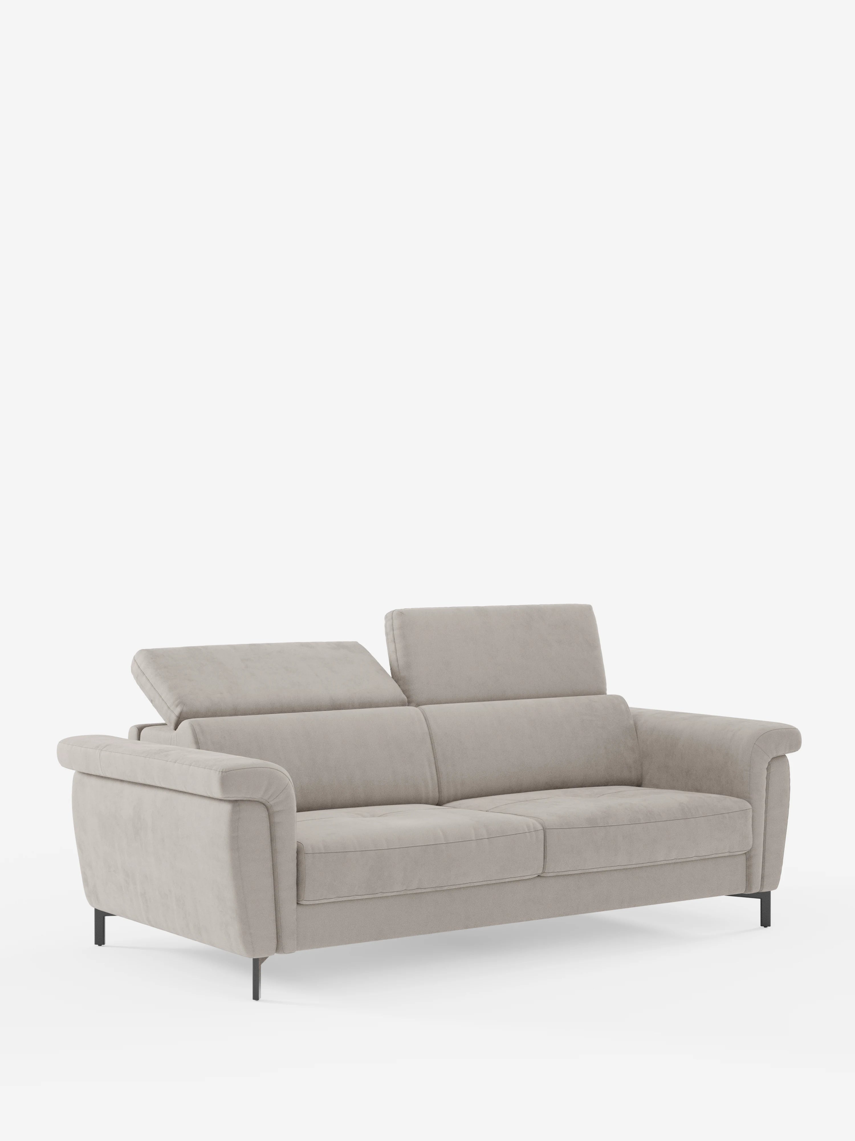Un divano letto contemporaneo grigio chiaro con effetto velluto: il divano letto di design Capri con piedini alti di Divani.Store si caratterizza per le linee pulite, i due ampi cuscini di seduta e gli schienali alti con un poggiatesta regolabile. Gli ampi braccioli e le sottili gambe in metallo nero ne esaltano l’impeccabile manifattura italiana, il tutto messo in risalto da uno sfondo bianco a tinta unita. Rivestito in raffinato tessuto T30 resistente alle macchie.