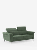 Vi presentiamo il divano letto di design Capri di Divani.Store, un elegante divano verde realizzato con maestria secondo la tradizione artigianale italiana. Rivestito con un sofisticato tessuto T30 effetto velluto resistente alle macchie, è dotato di due cuscini di seduta, ampi braccioli e due poggiatesta reclinabili per un comfort superiore. Progettato con uno stile minimalista e sostenuto da corte gambe nere, questo elegante complemento d’arredo risalta su uno sfondo bianco a tinta unita.