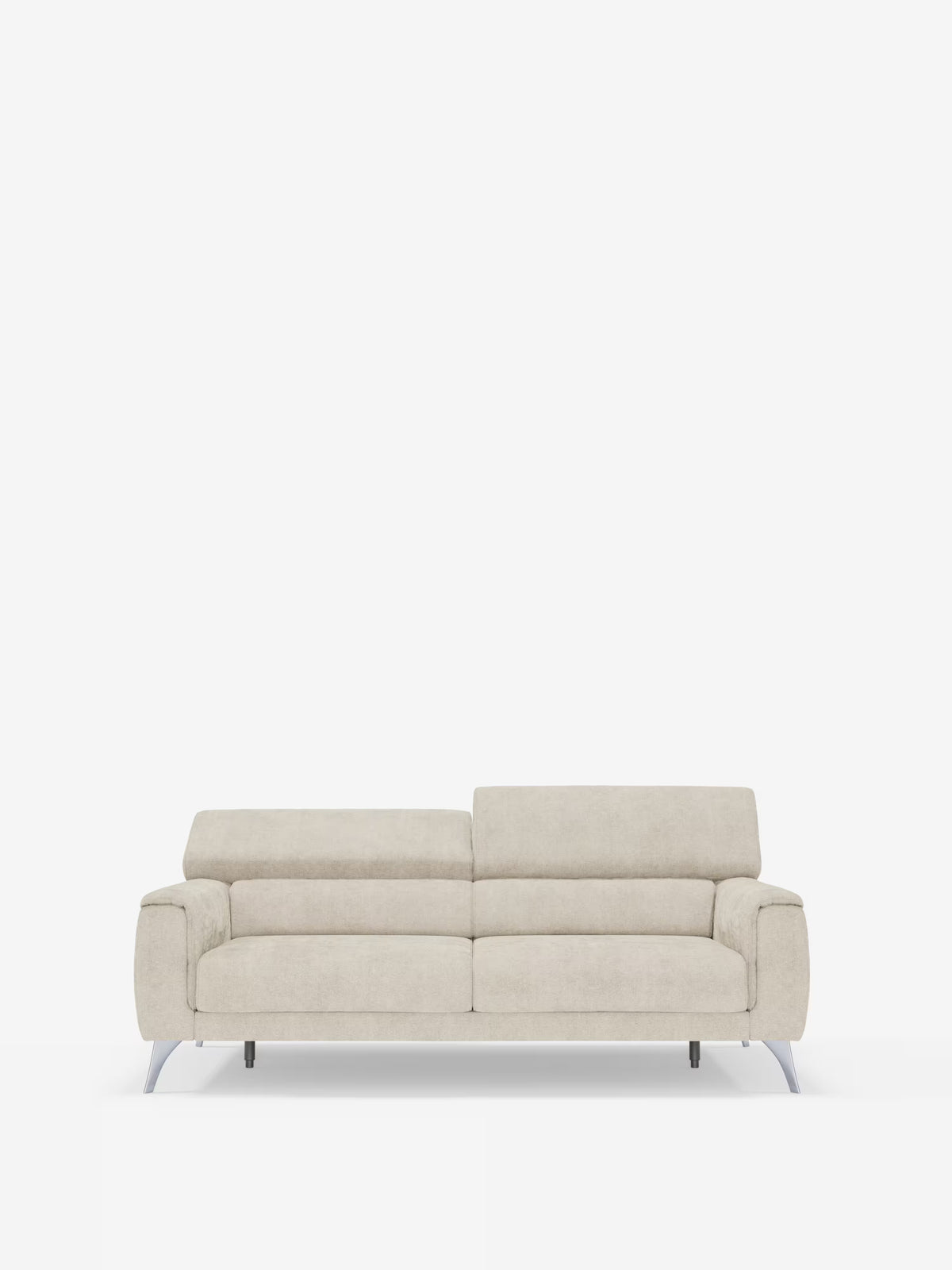 Il divano Caravaggio a 2 e 3 posti di Divani.Store è realizzato in elegante tessuto T31 antimacchia in una tonalità contemporanea di beige chiaro, con sedute estensibili, poggiatesta reclinabili, braccioli angolati, morbidi cuscini di seduta e schienale e sottili gambe metalliche, il tutto su uno sfondo bianco a tinta unita.