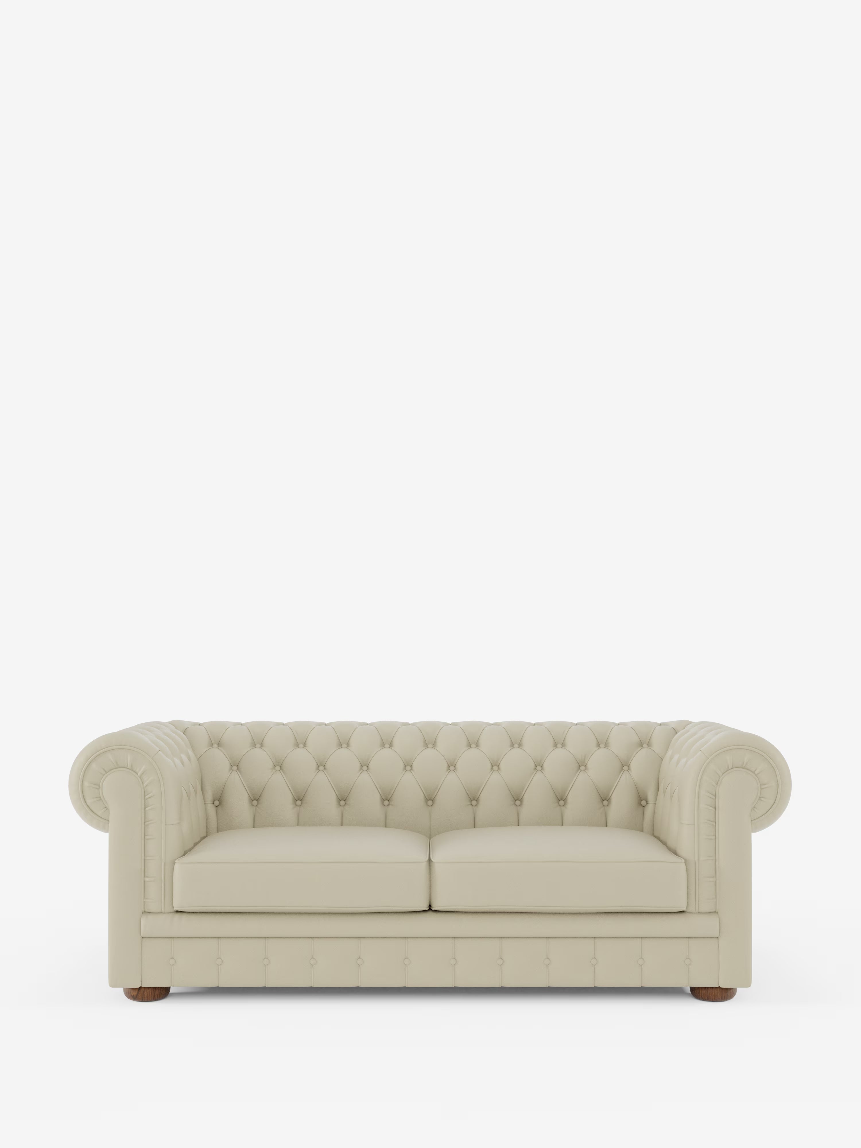 Un Chesterfield beige – Divano Chesterfield in vera pelle spessorata a 2 e 3 posti di Divani.Store, caratterizzato da una profonda trapuntatura a bottoni, braccioli arrotondati e due cuscini di seduta, è posizionato su uno sfondo bianco a tinta unita. L'elegante divano Made in Italy presenta gambe in legno leggermente visibili nella parte inferiore.