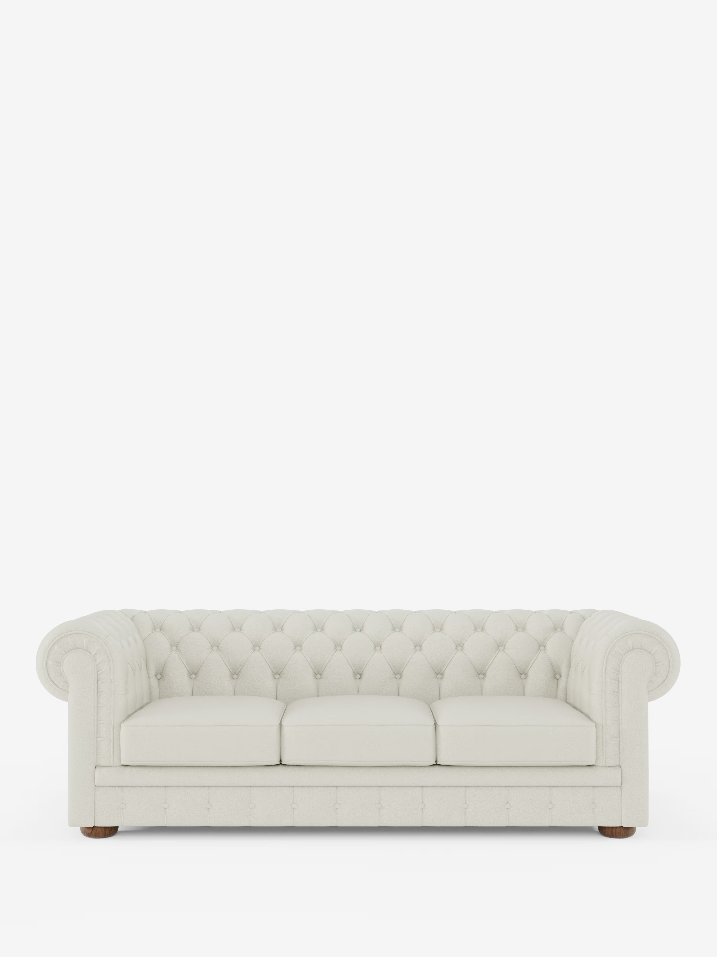 Un divano Chester 4 Posti 3 sedute color crema in vera pelle – Chesterfield Capitonné Artigianale di Divani.Store, caratterizzato da bottoni capitonné su tutta la superficie e braccioli arrotondati, spiccata su uno sfondo bianco a tinta unita. Questo divano artigianale presenta gambe in legno e tre cuscini di seduta rivestiti in vera pelle.