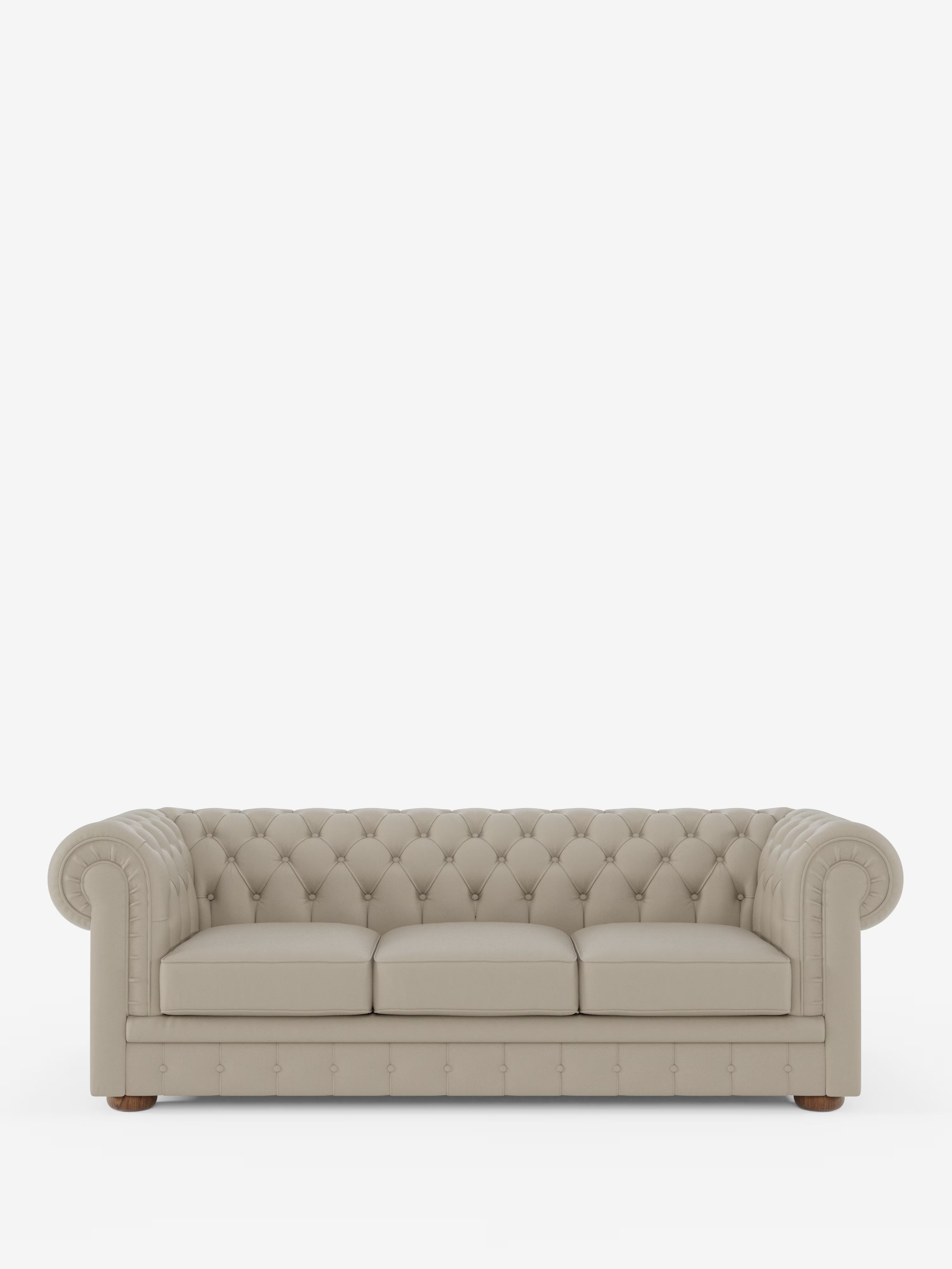 Un divano Chester 4 posti a 3 sedute in vera pelle – Chesterfield capitonné artigianale di Divani.Store, caratterizzato da uno schienale capitonné e braccioli arrotondati alla stessa altezza dello schienale, oltre che da gambe corte in legno, è presentato su uno sfondo bianco a tinta unita. Realizzato con maestria grazie a una meticolosa lavorazione artigianale e rivestito in morbida vera pelle, questo divano presenta un design classico ed elegante.