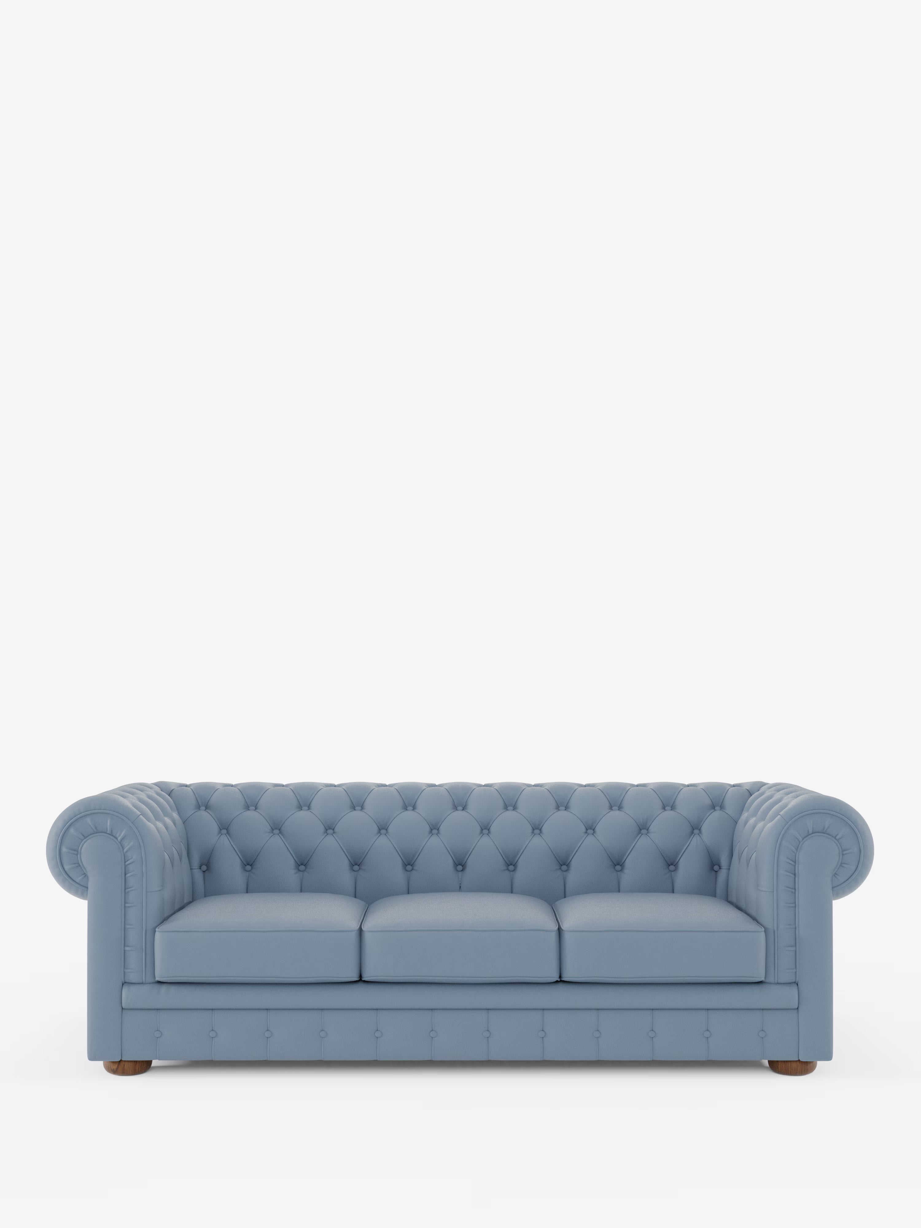 Un divano “Chester 4 Posti 3 sedute in Vera Pelle – Chesterfield Capitonné Artigianale” di Divani.Store, di colore azzurro, caratterizzato da un rivestimento con profonda trapuntatura a bottoni in vera pelle, braccioli arrotondati e gambe in legno, è posizionato al centro su uno sfondo bianco a tinta unita. Questo elegante Chesterfield a tre posti è un esempio di design classico e di eccellente artigianato italiano.