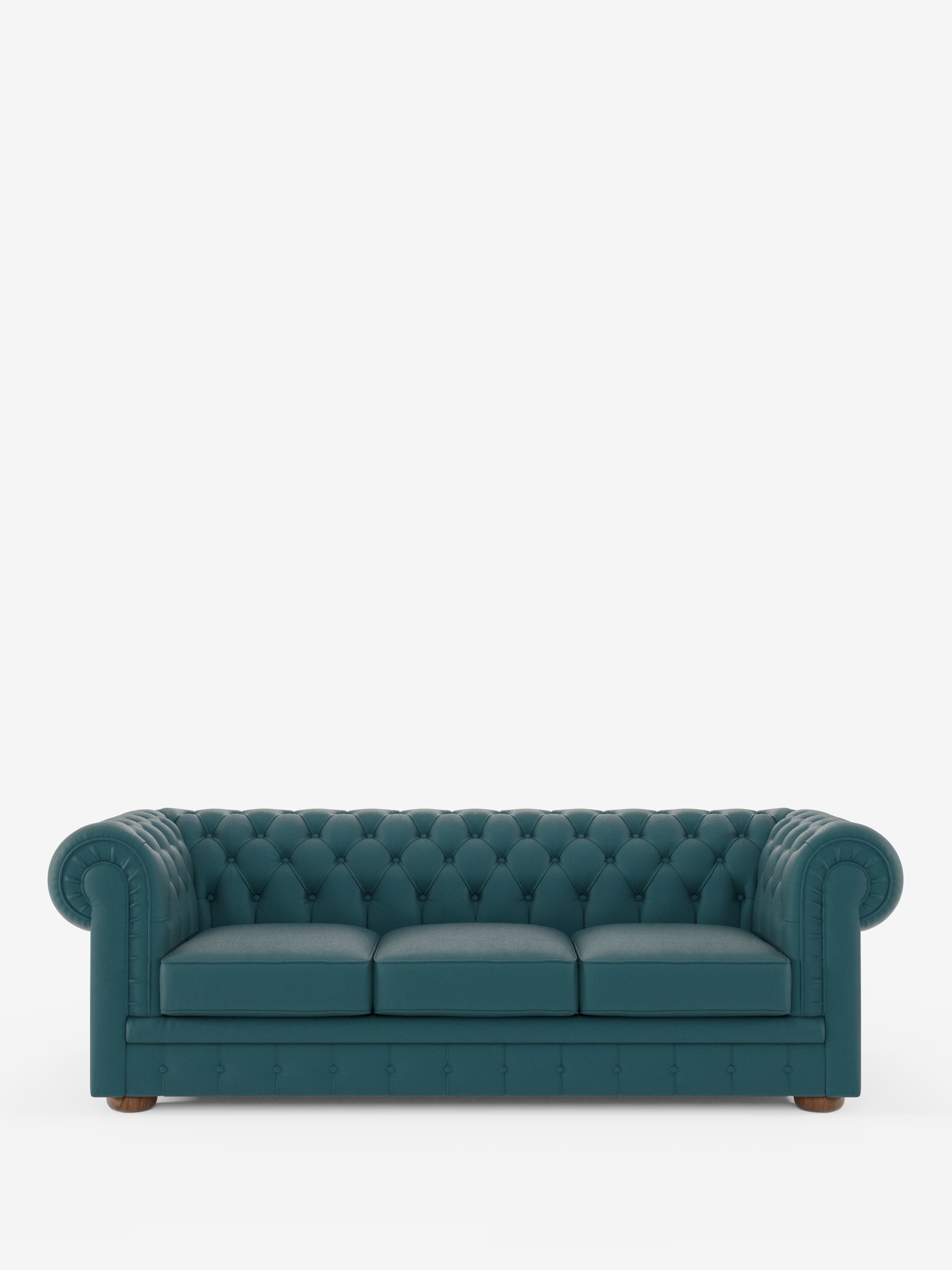 Un lussuoso divano Chester 4 Posti a 3 posti in vera pelle color verde acqua – Chesterfield capitonné artigianale di Divani.Store spicca su uno sfondo bianco a tinta unita. Questo divano a tre posti presenta una profonda trapuntatura a bottoni, i classici braccioli arrotondati e piedini in legno; i suoi morbidi cuscini creano un splendido contrasto con lo schienale e i braccioli testurizzati di questo capolavoro artigianale.