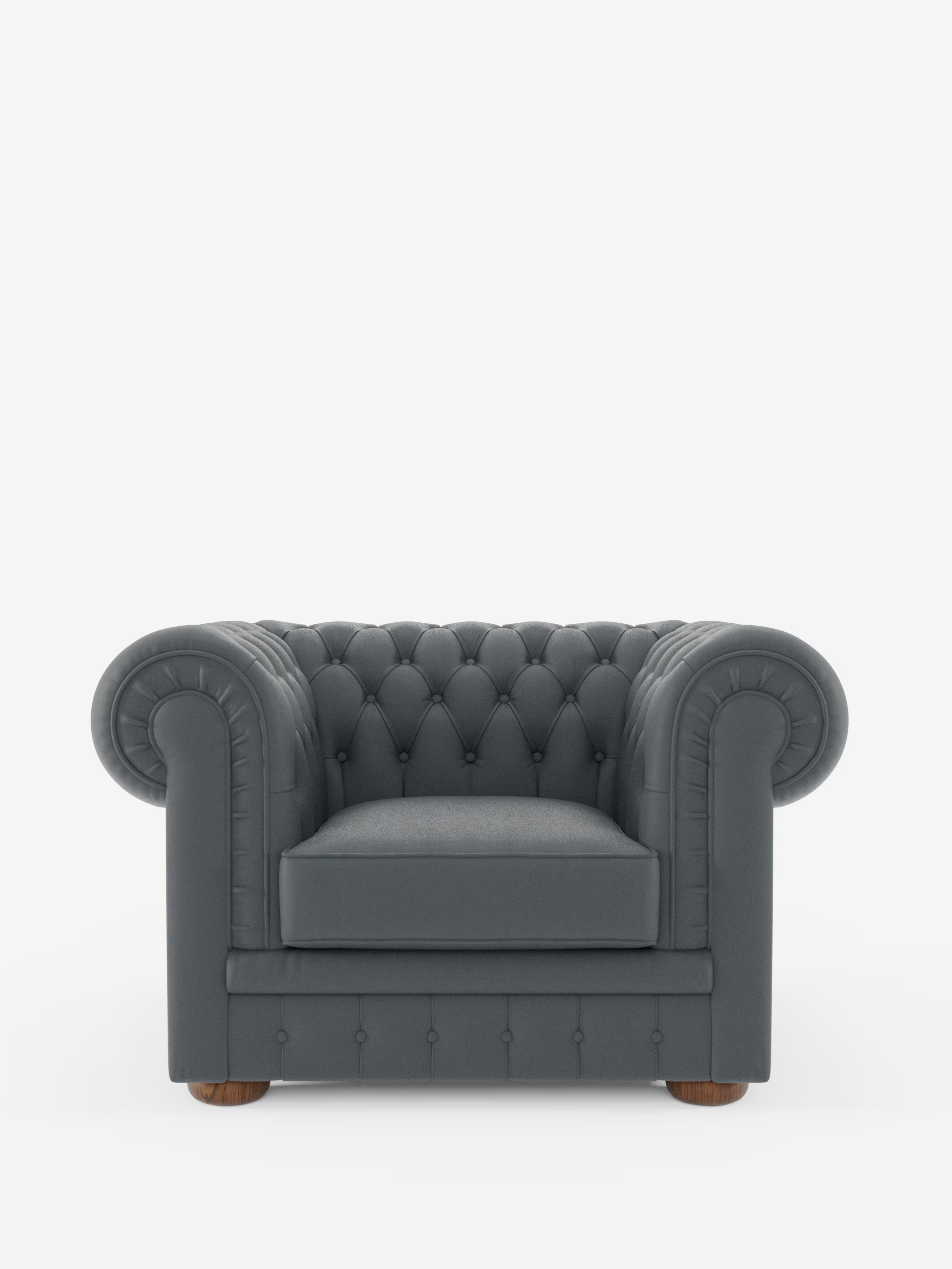 Una poltrona Chester in vera pelle spessorata con capitonné artigianale di Divani.Store, caratterizzata da una finitura grigio scuro, schienale e braccioli trapuntati, braccioli arrotondati e piedini in legno, si staglia con eleganza su uno sfondo bianco a tinta unita. Questa sofisticata poltrona capitonné dona uno stile intramontabile a qualsiasi ambiente.