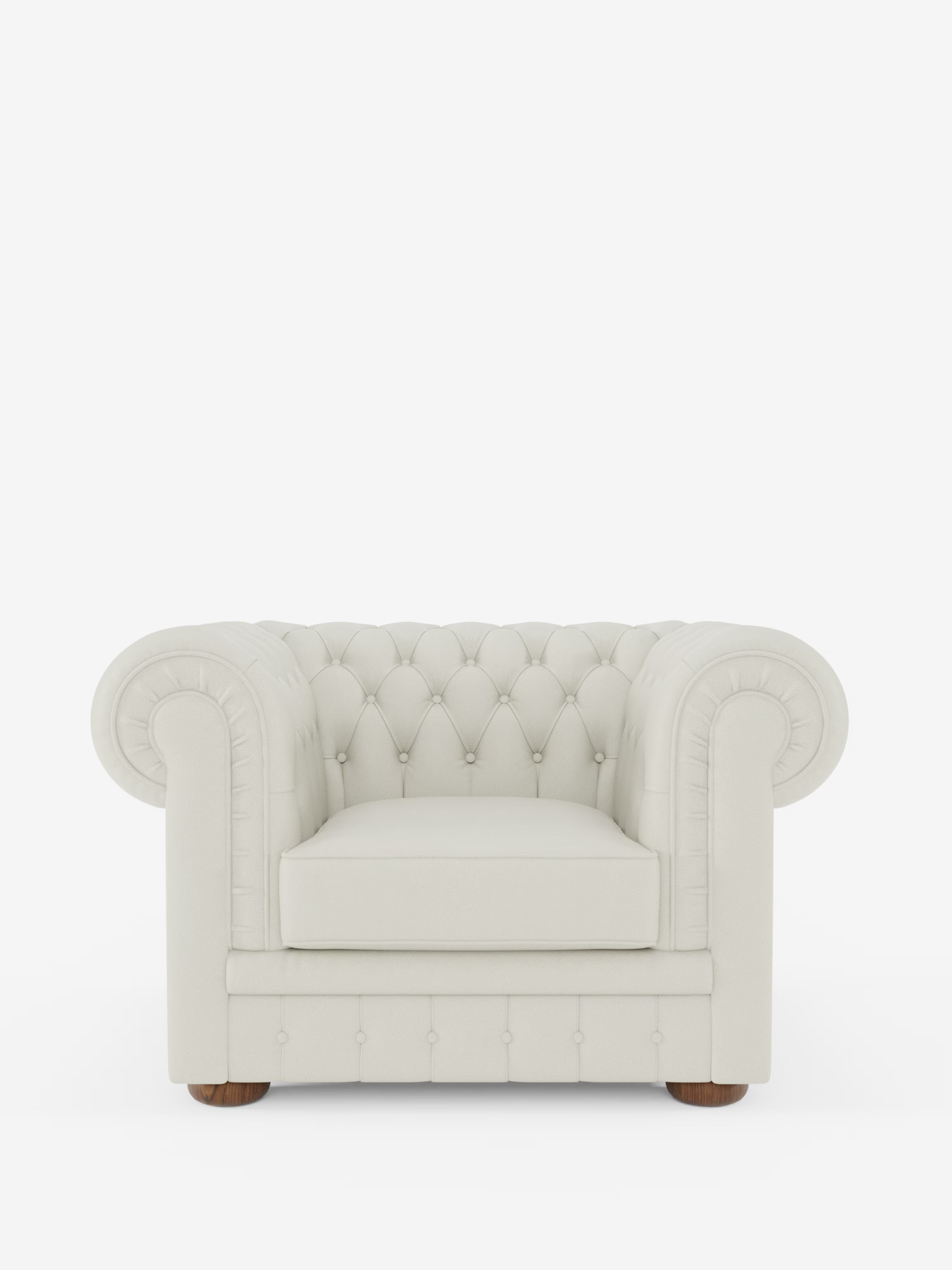 La poltrona Chester in vera pelle spessorata con capitonné artigianale di Divani.Store — una poltrona bianca in stile Chester con braccioli e schienale arrotondati, dettagli artigianali con bottoni nella classica tradizione del capitonné e eleganti gambe in legno — è posizionata al centro su uno sfondo bianco.