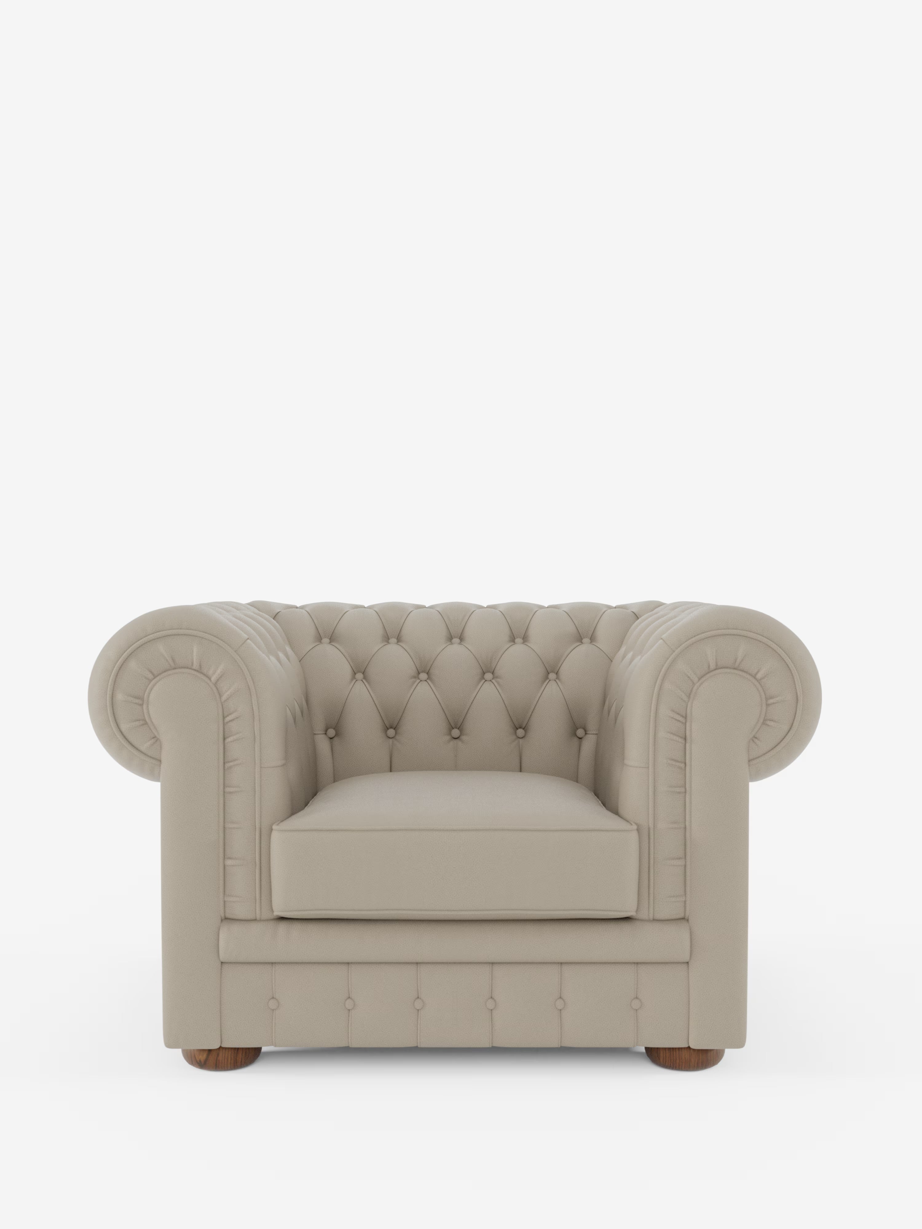 Una poltrona Chester in vera pelle spessorata con capitonné artigianale di Divani.Store, caratterizzata da una finitura in pelle beige, una profonda trapuntatura a bottoni, braccioli arrotondati e piedini in legno, è ritratta su uno sfondo bianco, rivolta direttamente in avanti.