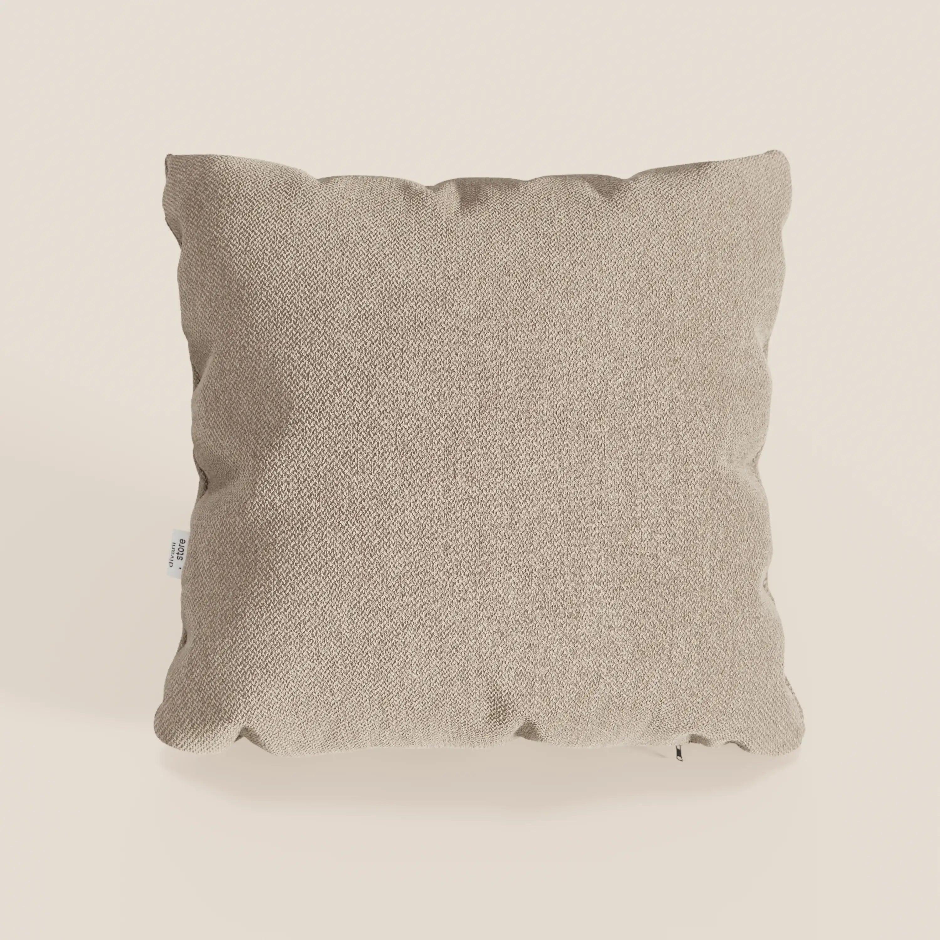 Il cuscino Sogno di Divani.Store, presentato nel colore beige SMACCHIABILE T05, è caratterizzato da un morbido tessuto antimacchia e da un comfort soffice. La sua forma quadrata e la sottile texture lo rendono un accento elegante e raffinato per qualsiasi spazio. Piccola etichetta bianca sul lato sinistro.