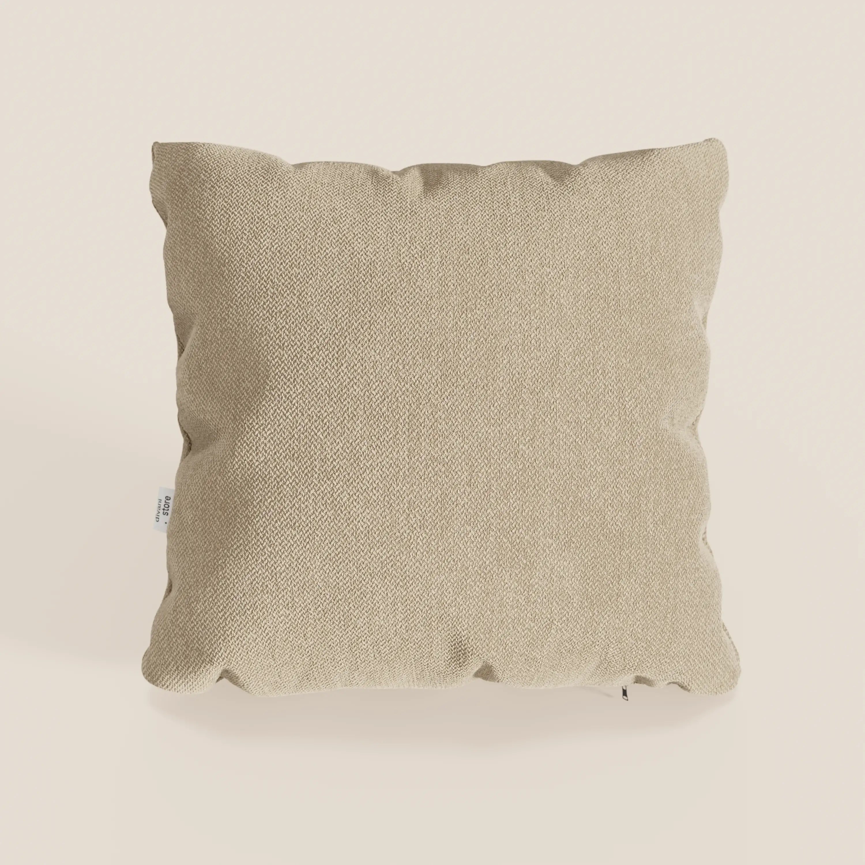 Il cuscino Sogno di Divani.Store, presentato in morbido tessuto cammello SMACCHIABILE T05, presenta un design semplice con angoli curvi, perfetto come cuscini eleganti per divani per aggiungere un tocco neutro a qualsiasi divano.