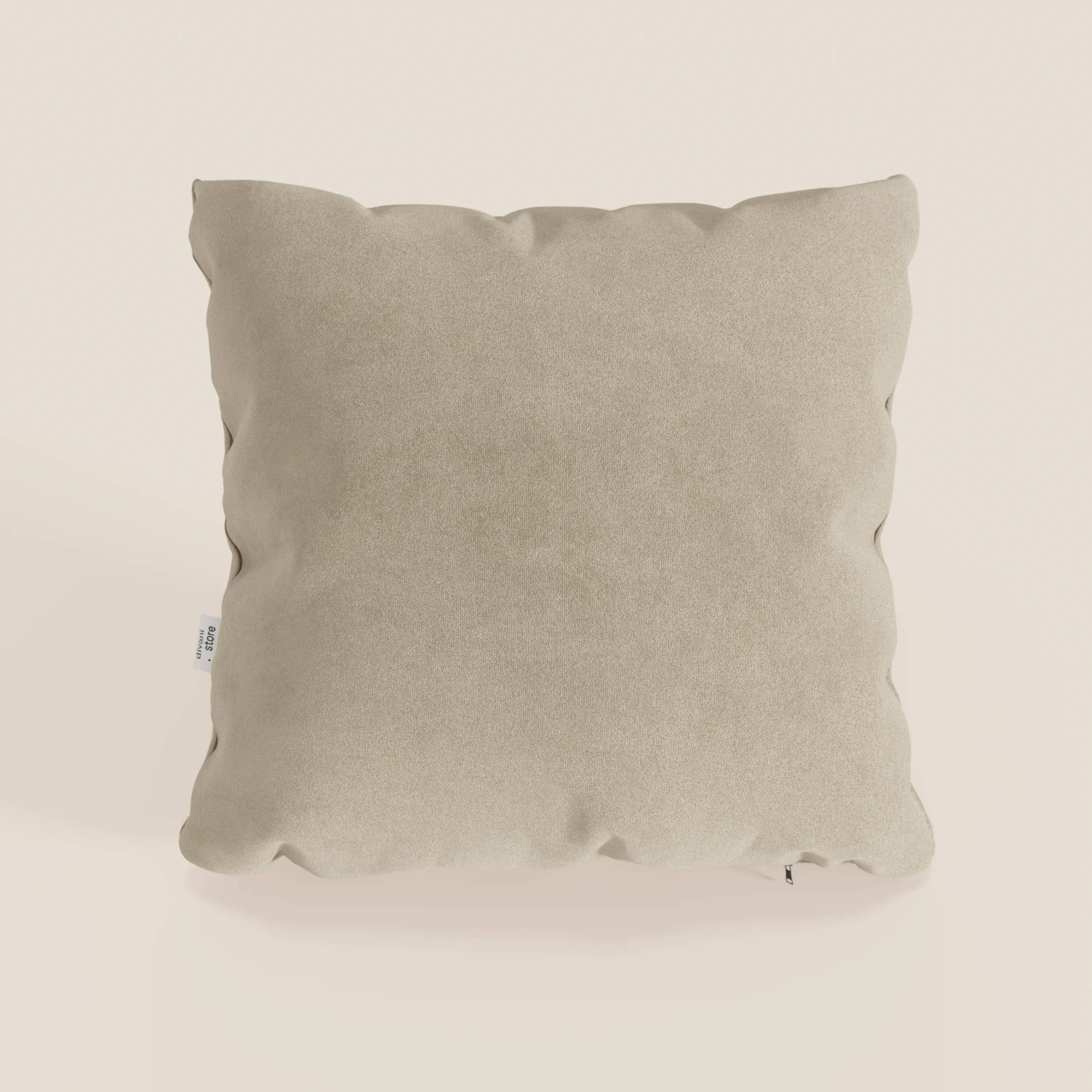 Il cuscino Jazz di Divani.Store in T11 beige, 45x45 cm, è caratterizzato da un morbido rivestimento in microfibra tecnica antimacchia. Presentato su uno sfondo a tinta unita, ha un aspetto felpato con bordi leggermente gonfi e una piccola etichetta sul lato sinistro.