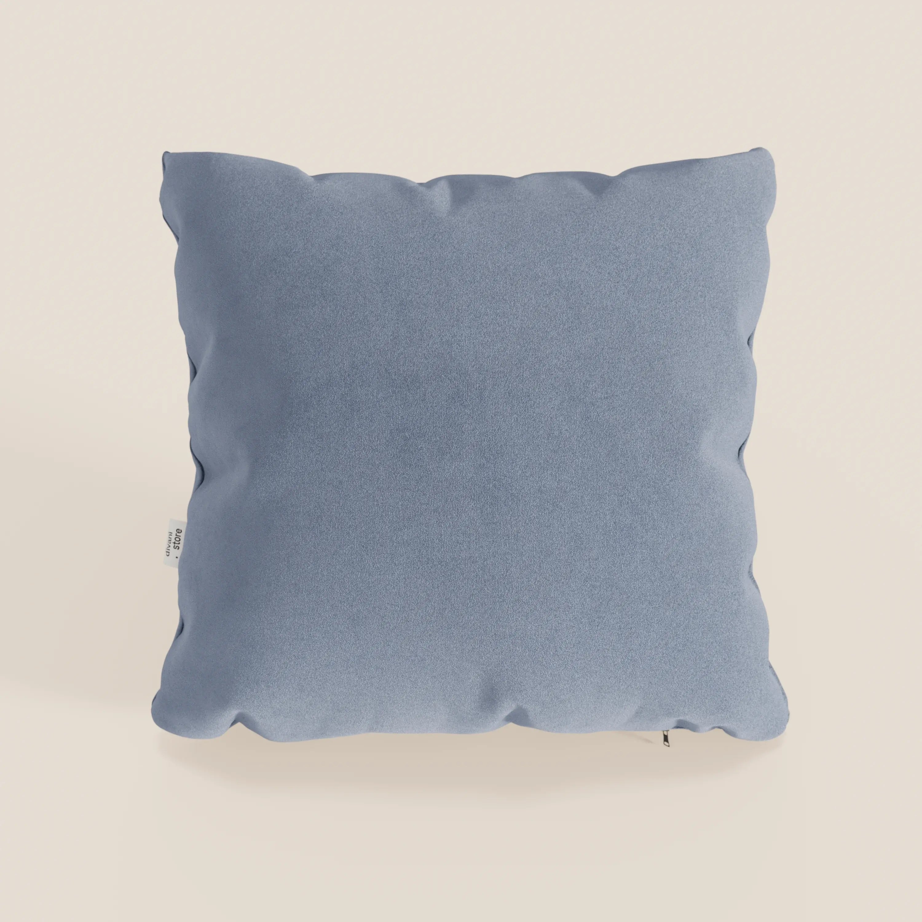 Il cuscino Jazz di Divani.Store, 45x45 cm in microfibra antimacchia T11 carta da zucchero azzurra, si presenta felpato con una finitura liscia su uno sfondo chiaro; una piccola etichetta bianca è visibile su un lato.