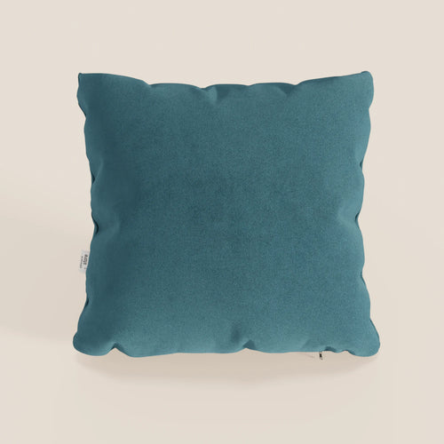 Il cuscino Jazz di Divani.Store, presentato nel colore T11 petrolio, è un cuscino decorativo quadrato in microfibra tecnica smacchiabile con una texture sottile, un aspetto morbido e felpato e una piccola etichetta bianca a sinistra su uno sfondo beige chiaro.