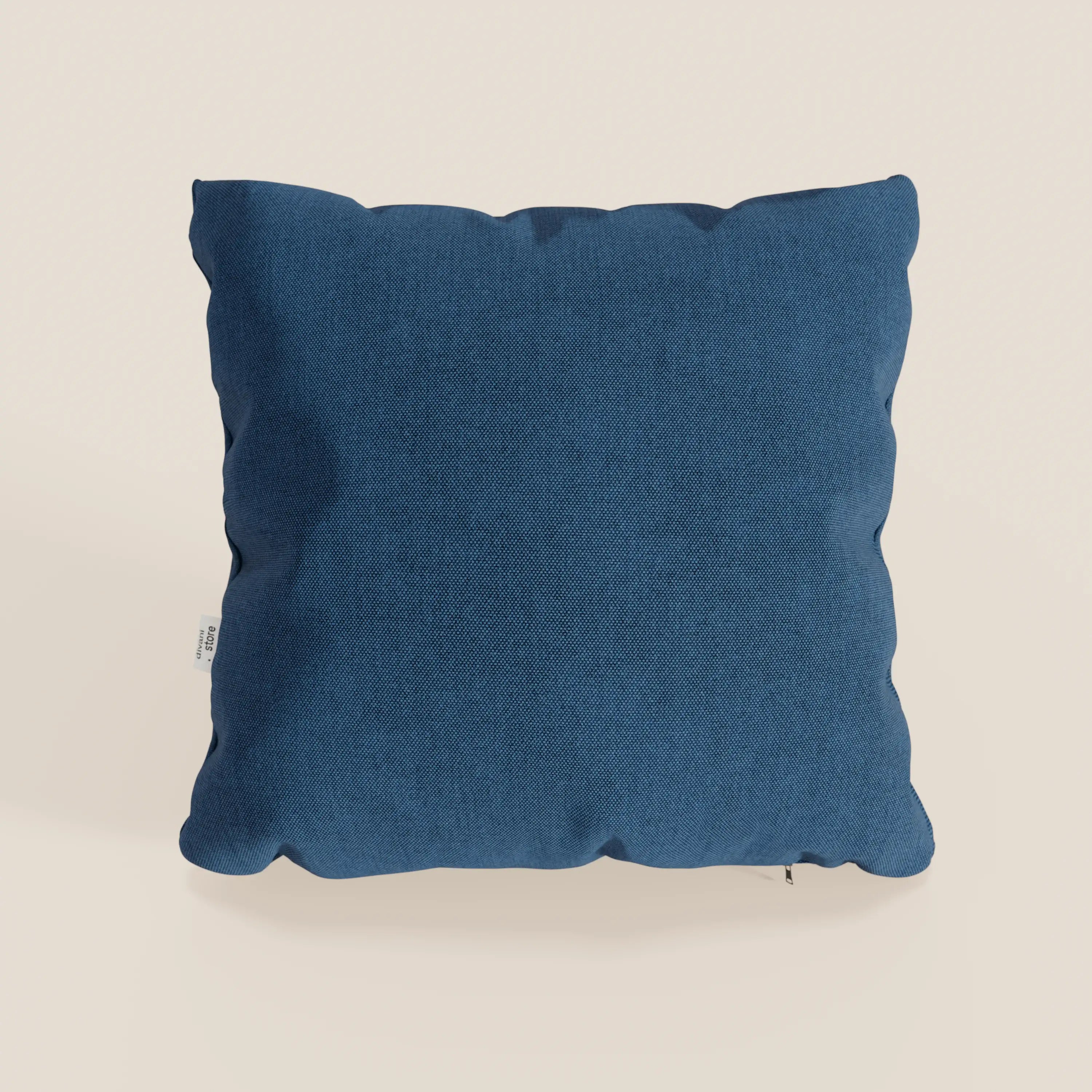 Il cuscino Honey 45x45 di Divani.Store in tessuto simil cotone impermeabile T13, di forma quadrata, con angoli leggermente arrotondati e targhetta bianca, è dotato di una fodera lavabile per una facile pulizia su uno sfondo beige chiaro.