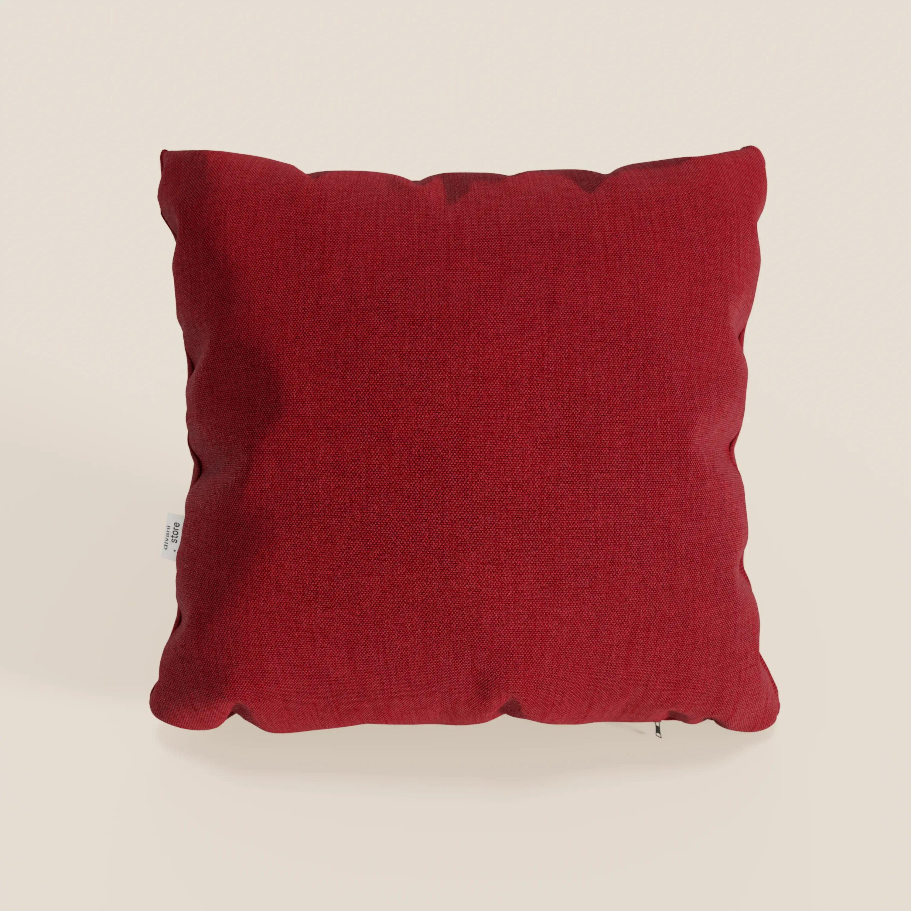 Il cuscino Honey di Divani.Store, in tessuto simil cotone impermeabile T13 (45x45 cm) di colore rosso intenso, con rivestimento strutturato e targhetta in tessuto bianco, contrasta con uno sfondo chiaro. Adatto per uso interno o esterno.