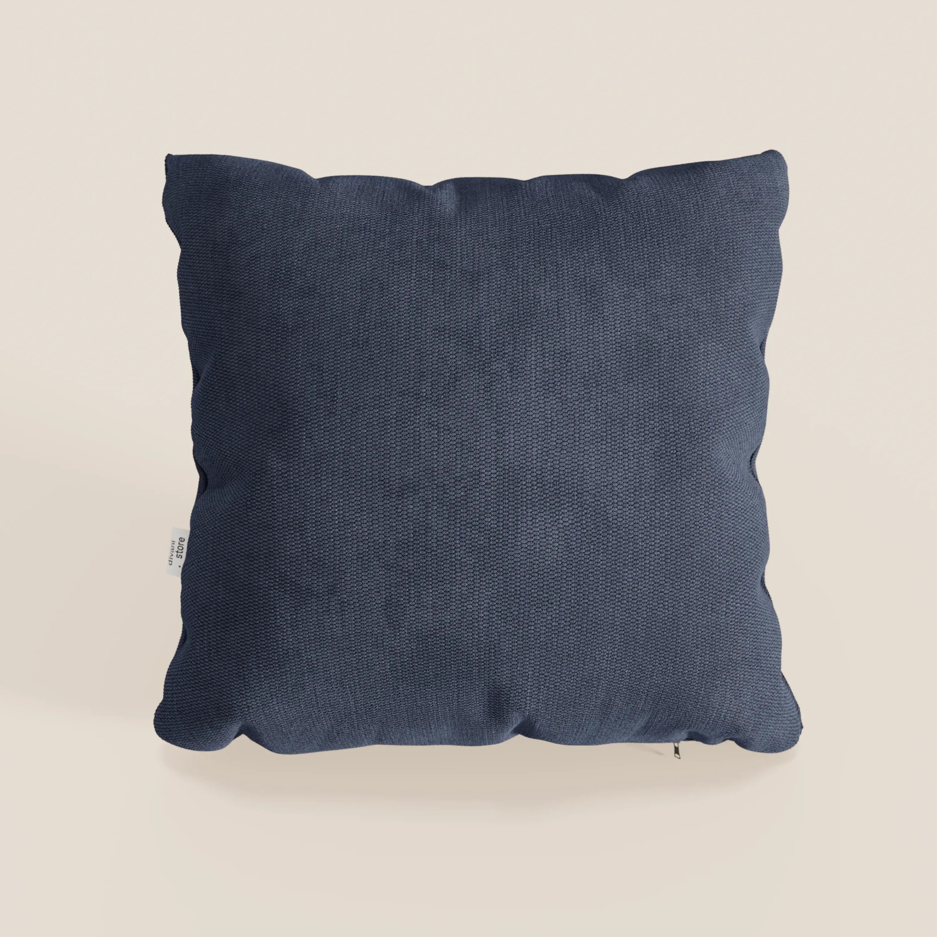 Il cuscino Miami di Divani.Store, presentato in blu T14, è caratterizzato da un tessuto morbido e impermeabile con una texture sottile e angoli arrotondati e felpati. La sua fodera lavabile e la piccola etichetta bianca lo rendono perfetto come cuscino decorativo per qualsiasi spazio.