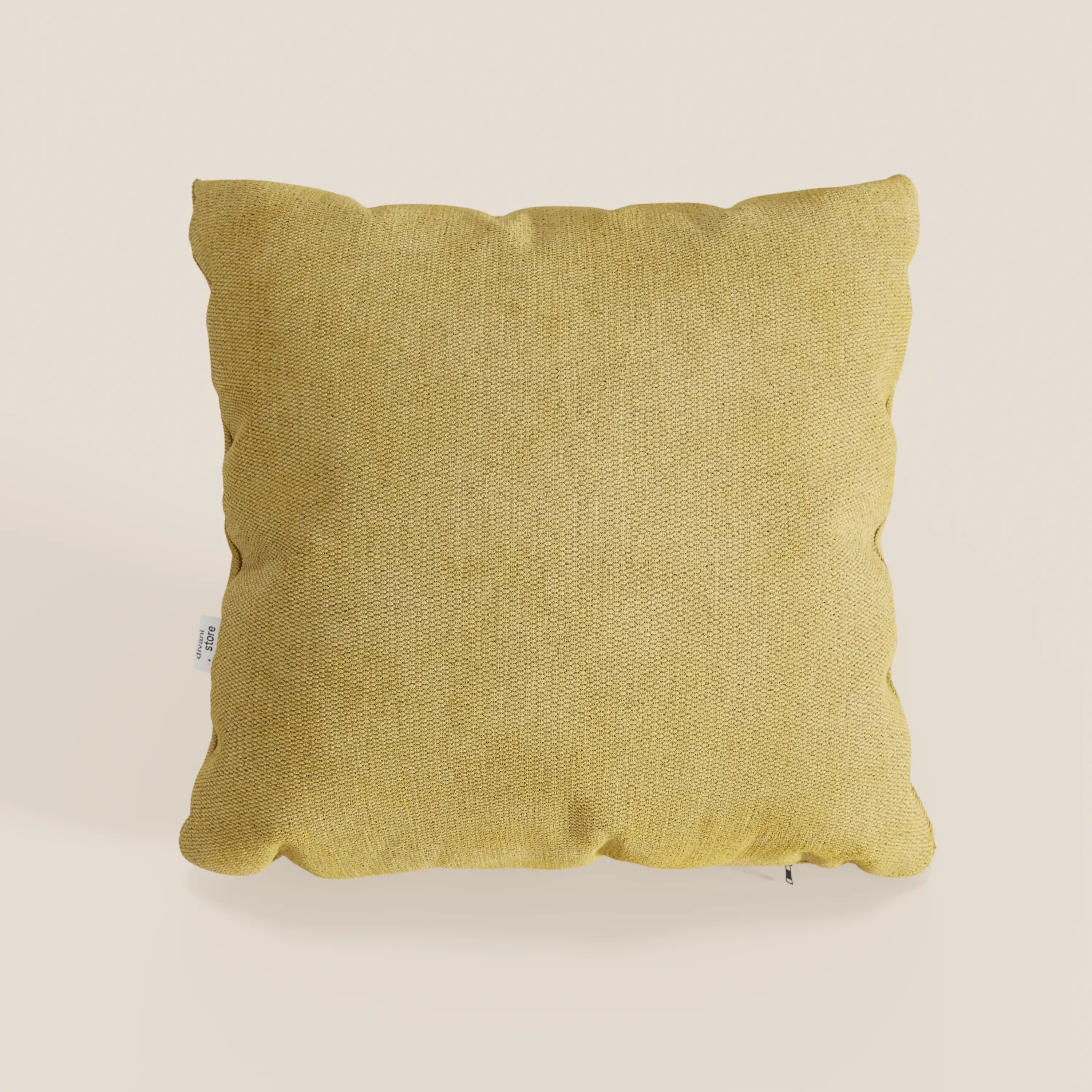 Il cuscino Miami 45x45 cm di Divani.Store, presentato in tessuto impermeabile T14 giallo chiaro, appare soffice e leggermente imbottito con una piccola etichetta sul lato sinistro su uno sfondo beige chiaro.