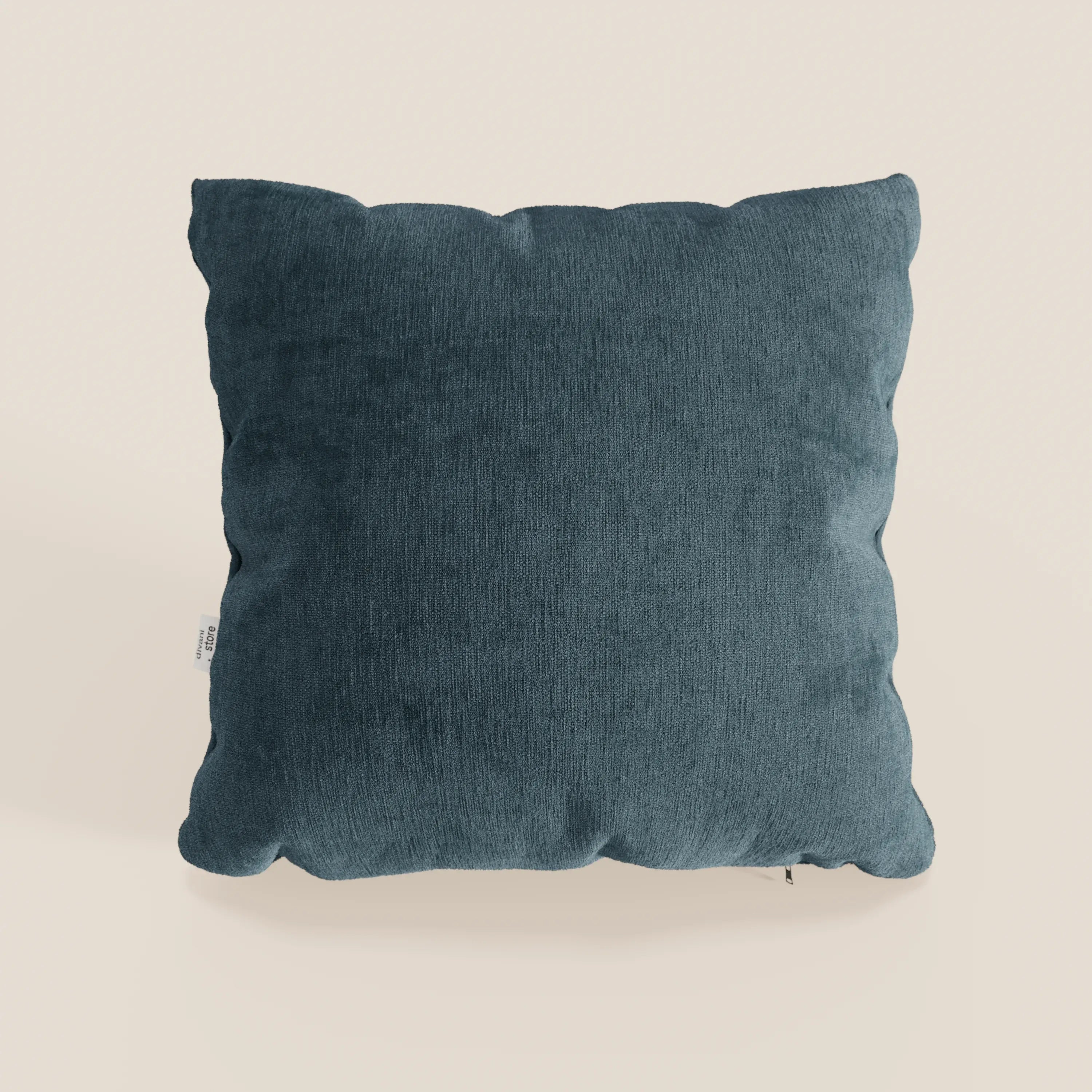 Il cuscino Bolero di Divani.Store, di colore blu scuro, è di forma quadrata con angoli leggermente arrotondati, una finitura strutturata e una piccola etichetta bianca. Realizzato in morbido tessuto T31 antimacchia, impermeabile e non restringente.