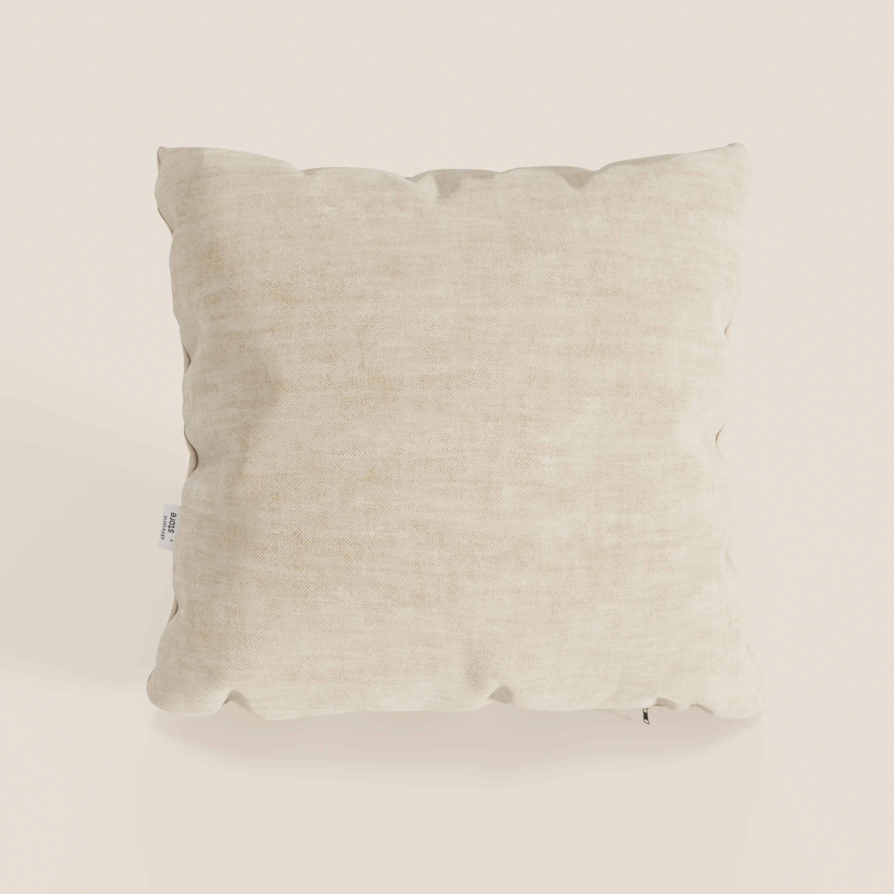 Il cuscino Sofia di Divani.Store, presentato in beige chiaro, è un cuscino decorativo quadrato realizzato in morbido velluto Easy Clean T35, antimacchia e impermeabile, con una texture sottile, bordi arrotondati e una piccola etichetta bianca per un tocco accogliente.