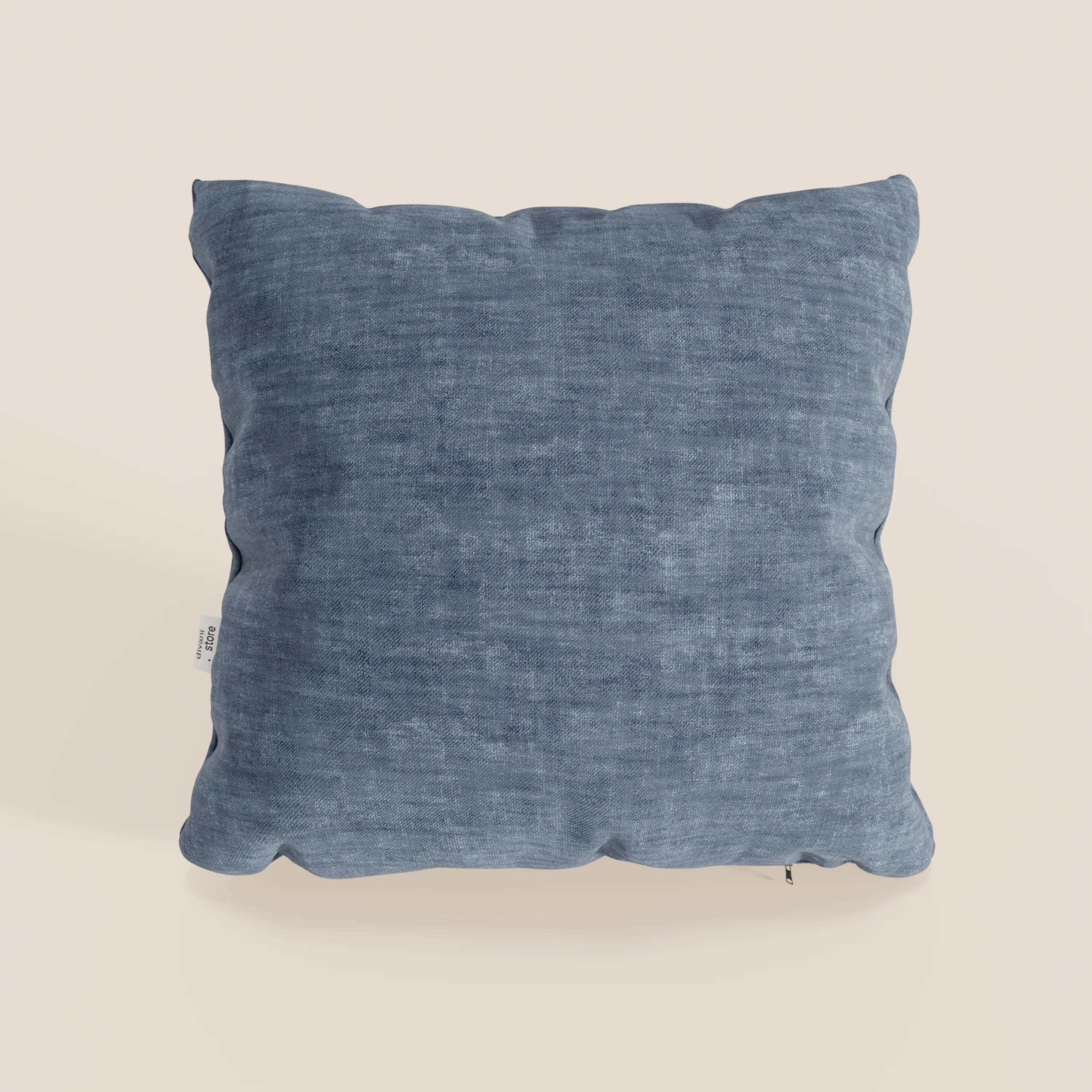 Il cuscino Sofia di Divani.Store è un cuscino decorativo quadrato in morbido velluto nuvolato (Easy Clean T35), antimacchia e impermeabile, presentato in blu denim con un aspetto abbondante, angoli arrotondati e una piccola etichetta in tessuto sul bordo sinistro.