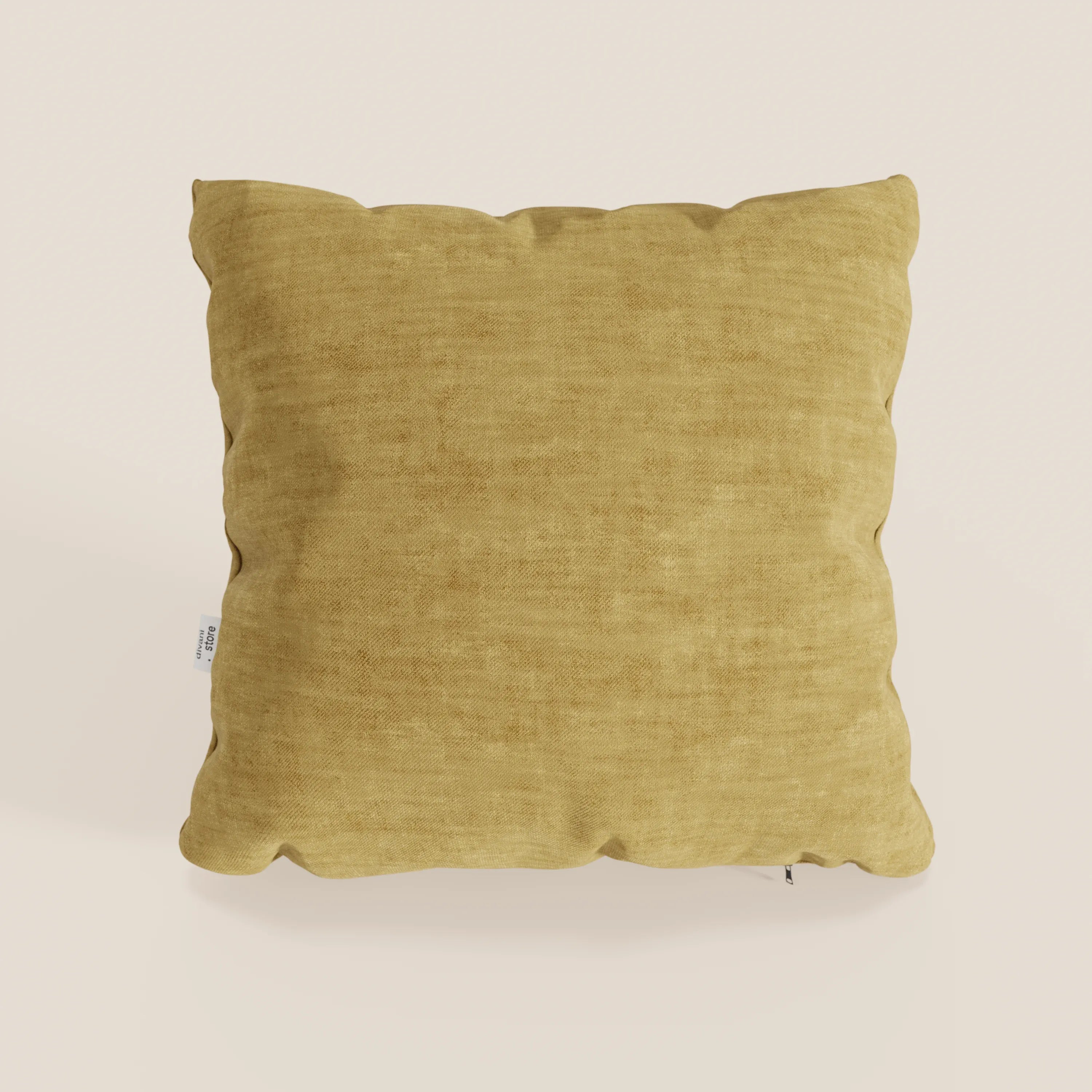Un cuscino Sofia di Divani.Store in giallo senape, realizzato in morbido velluto nuvolato antimacchia e impermeabile (Easy Clean T35), si adagia con una texture felpata e una targhetta bianca sul lato sinistro su uno sfondo bianco sporco.