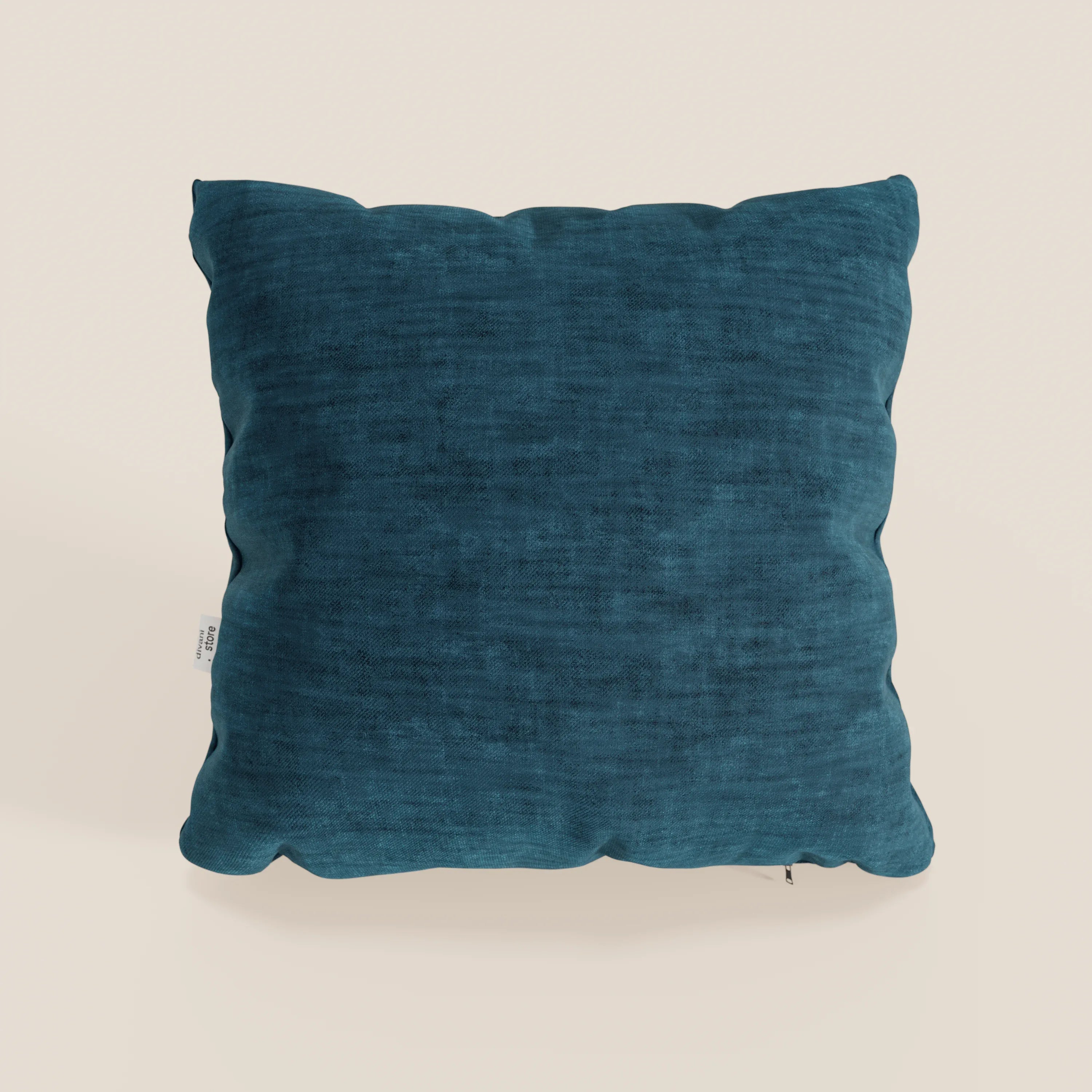Il cuscino Sofia di Divani.Store, quadrato e di colore verde scuro, in morbido velluto nuvolato, si trova su uno sfondo chiaro. Il cuscino Easy Clean T35, felpato, antimacchia e impermeabile, presenta bordi arrotondati e una piccola etichetta in tessuto bianco sulla sinistra.
