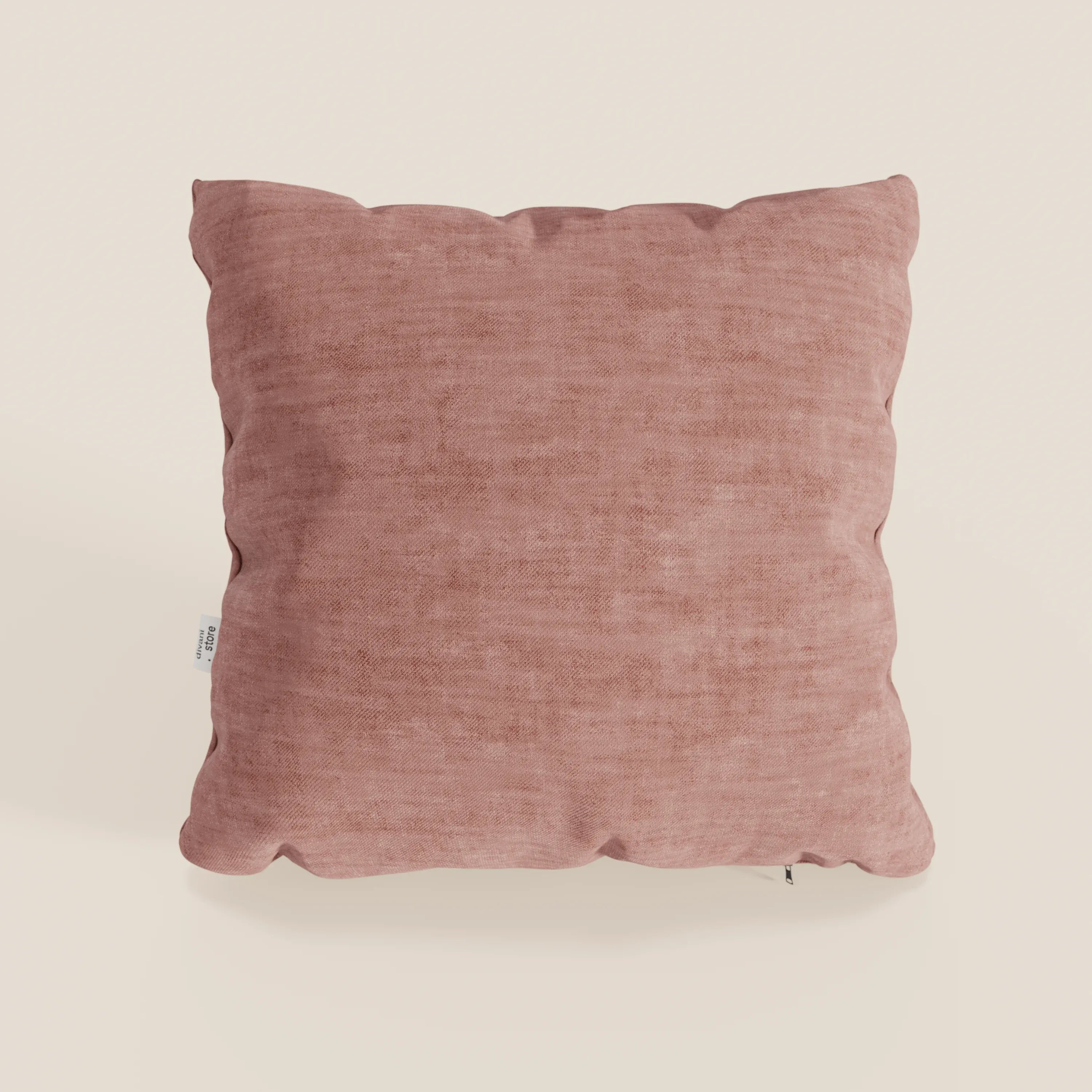 Il cuscino Sofia di Divani.Store, qui presentato in rosa polveroso, è un cuscino quadrato in velluto con tessuto Easy Clean T35 antimacchia e impermeabile e un'etichetta laterale bianca, che offre comfort e stile su uno sfondo color crema.
