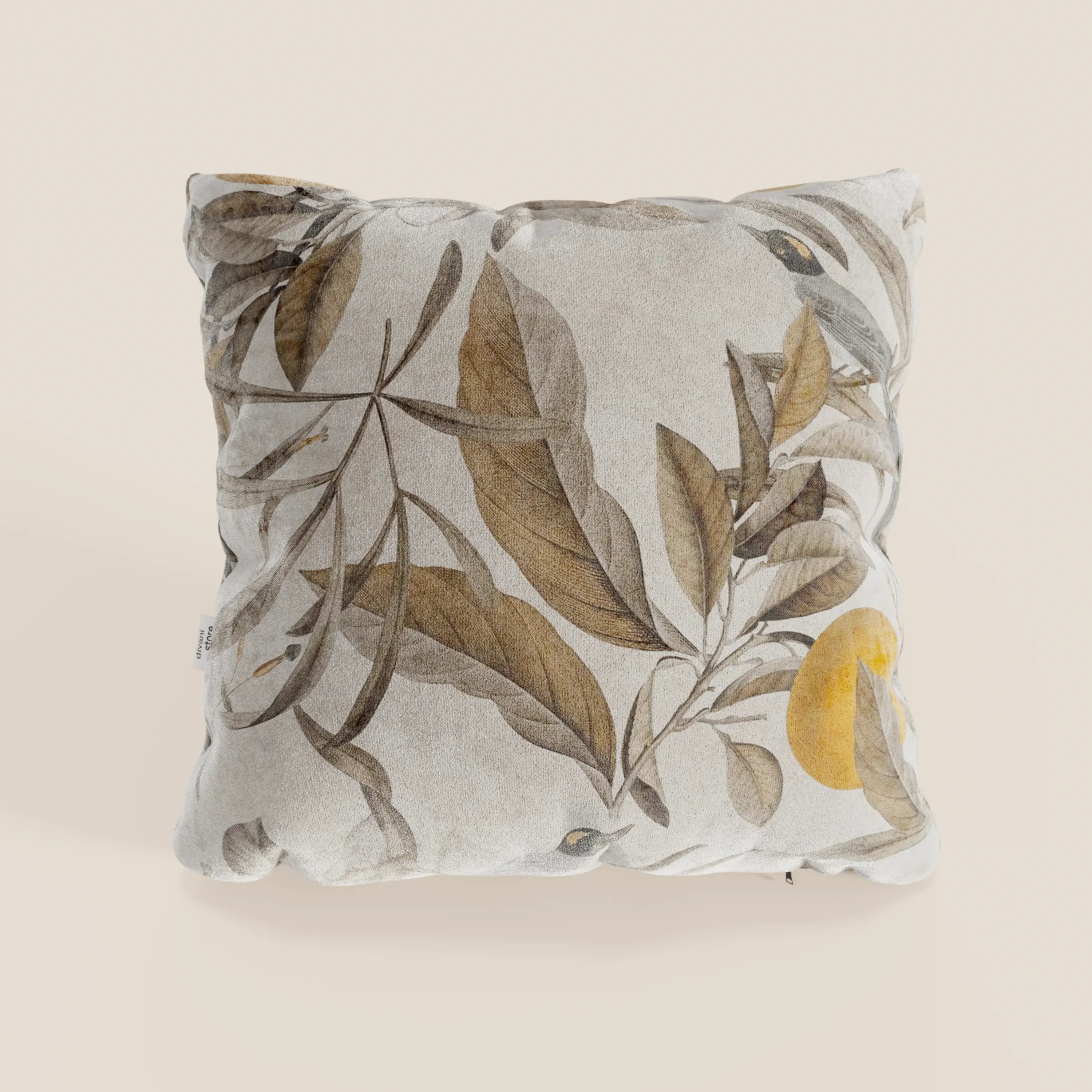 L'elegante collezione di cuscini a fantasia Lemon in velluto impermeabile beige di Divani.Store è caratterizzata da un design quadrato con stampe botaniche marroni e gialle, che aggiungono un tocco elegante e terroso al vostro spazio, pur rimanendo eleganti e pratici.