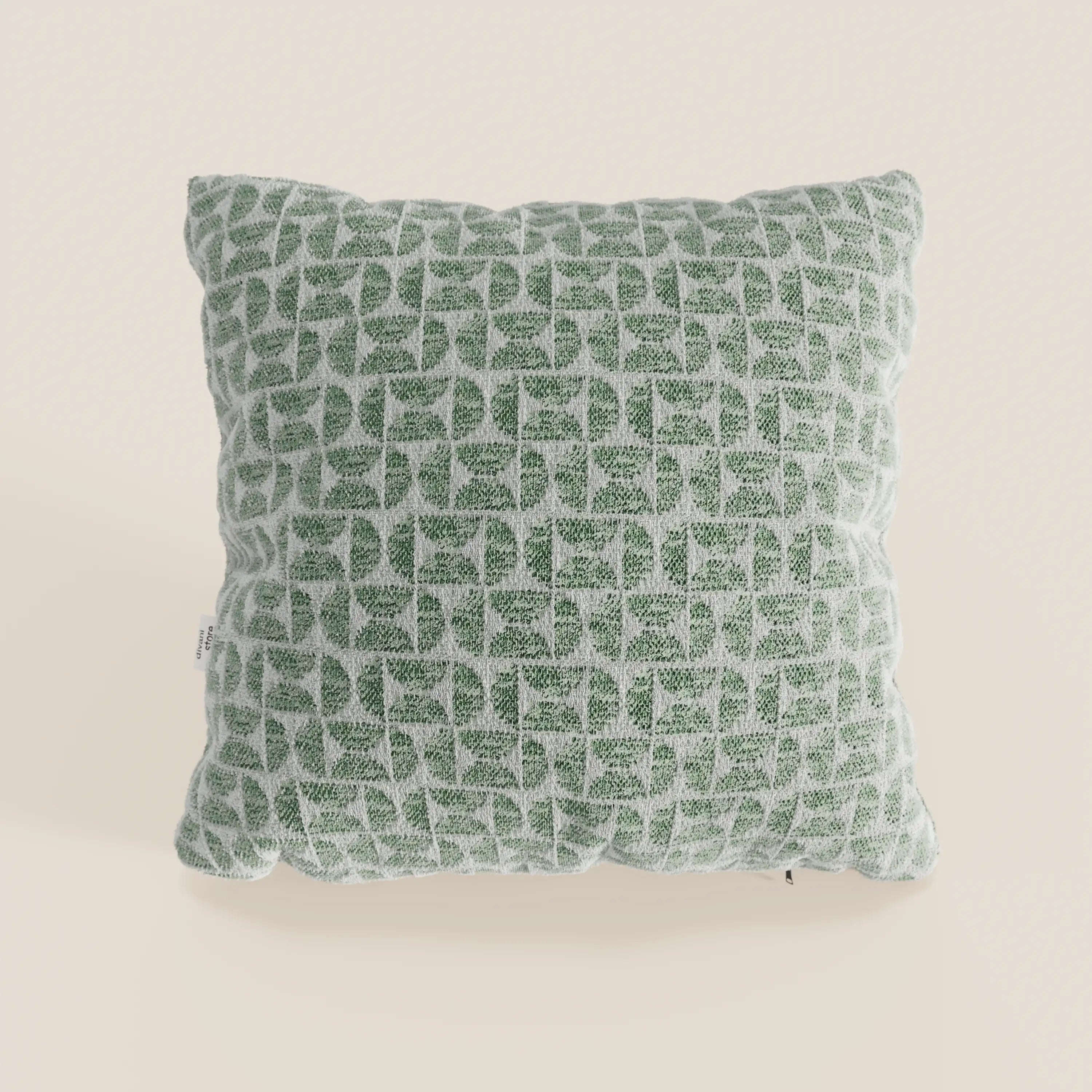 Il cuscino decorativo Naxos Decoro 45x45 in lino di Divani.Store presenta un motivo geometrico verde e bianco su uno sfondo beige chiaro, creando un look elegante che rende questo cuscino decorativo un elemento di grande stile in qualsiasi ambiente.