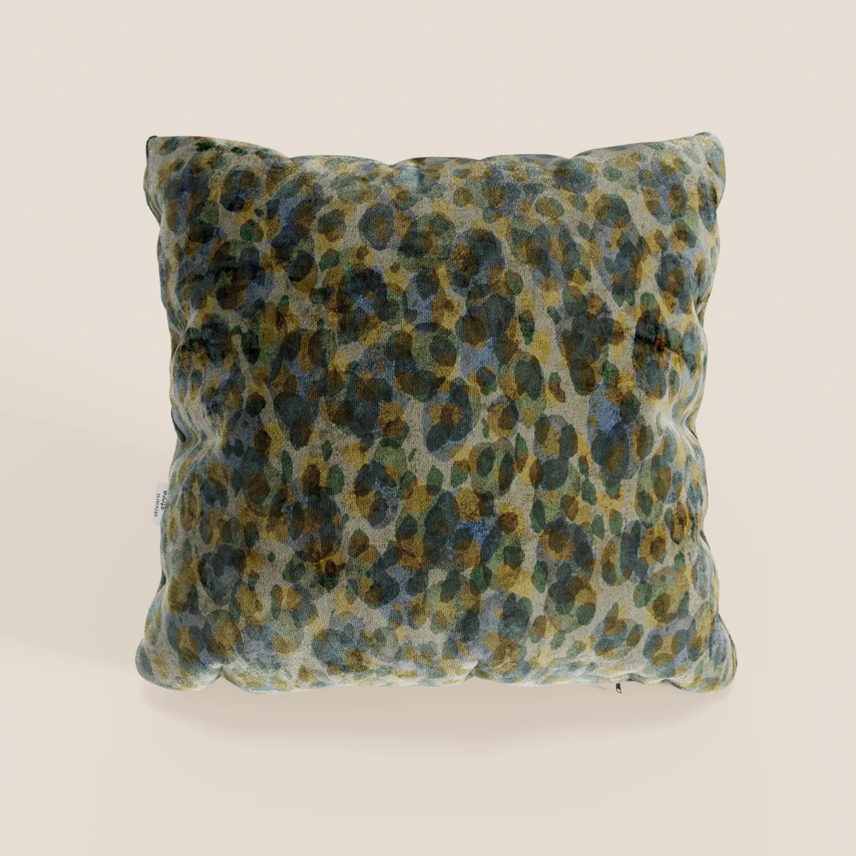 Il cuscino Brush di Divani.Store è un cuscino decorativo quadrato di 45x45 cm, realizzato in morbido velluto verde impermeabile, disponibile in vari colori e caratterizzato da una finitura felpata e trapuntata.
