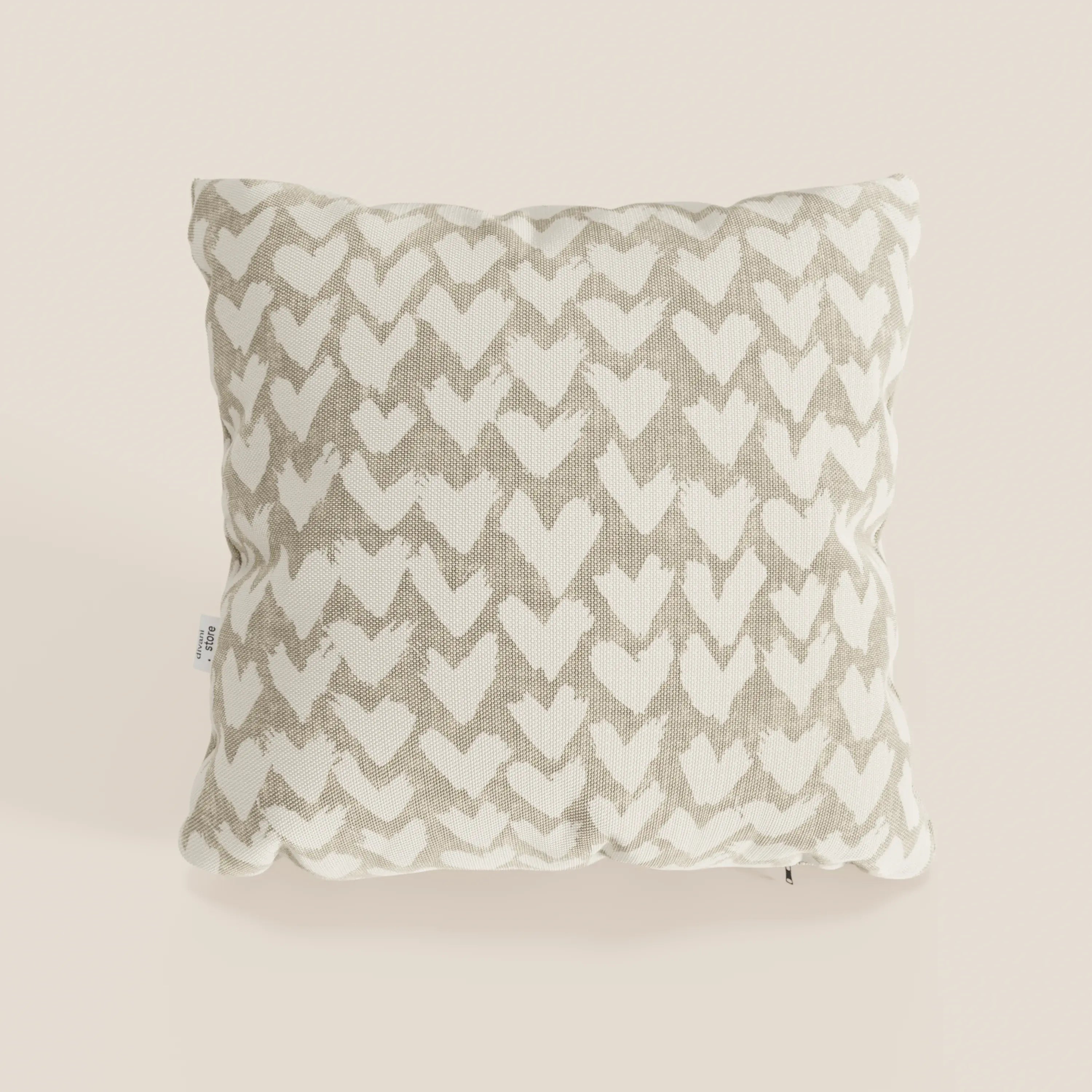 I cuscini geometrici Arrow di Divani.Store sono caratterizzati da un tessuto idrorepellente beige con un motivo moderno, che unisce stile e praticità. Disponibile in vari colori, è presentato su uno sfondo chiaro e neutro per un arredamento versatile.