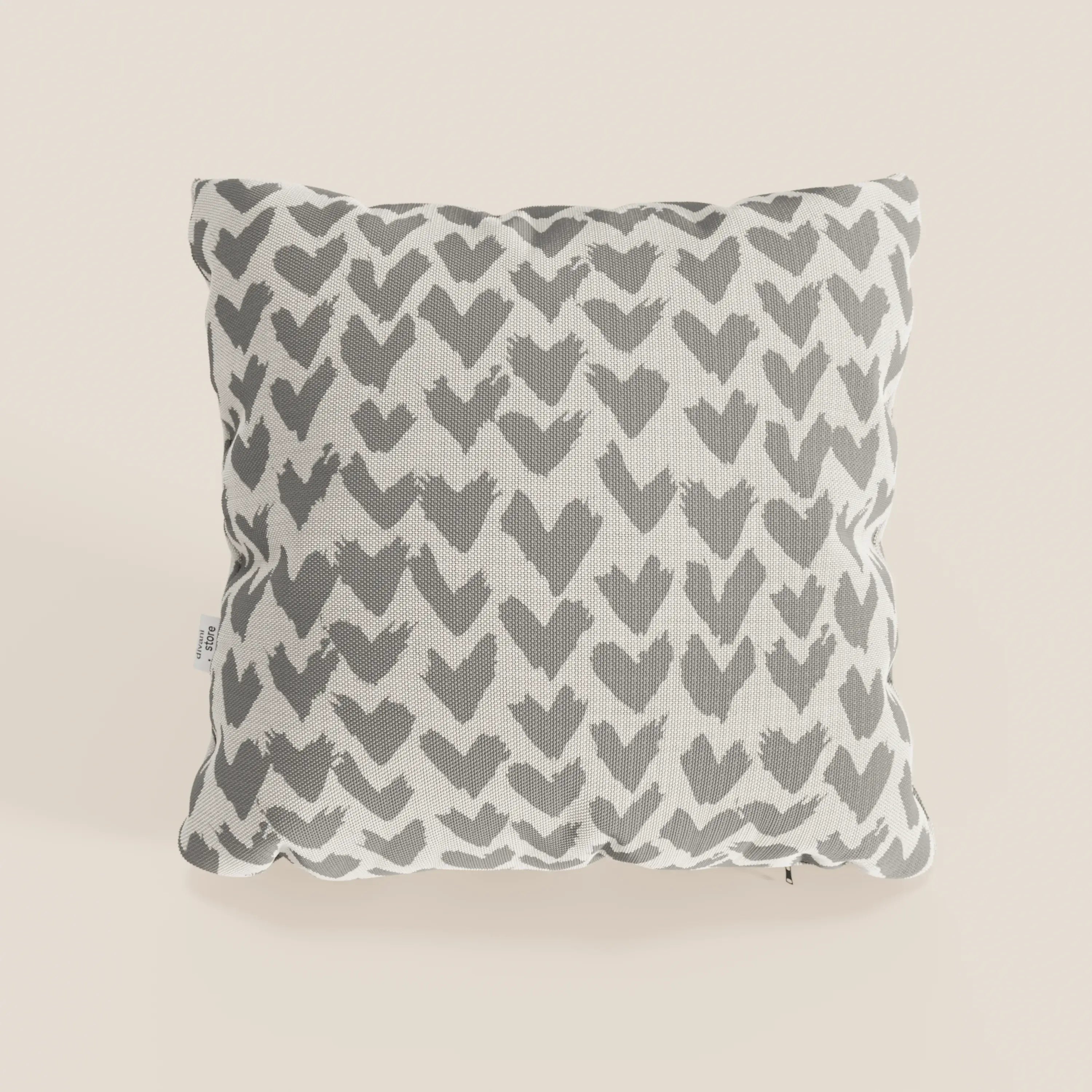 Il cuscino geometrico Arrow di Divani.Store è un cuscino decorativo in tessuto grigio idrorepellente, caratterizzato da un motivo geometrico e da un'etichetta in tessuto sul lato, su uno sfondo chiaro e neutro. Disponibile in più colori.