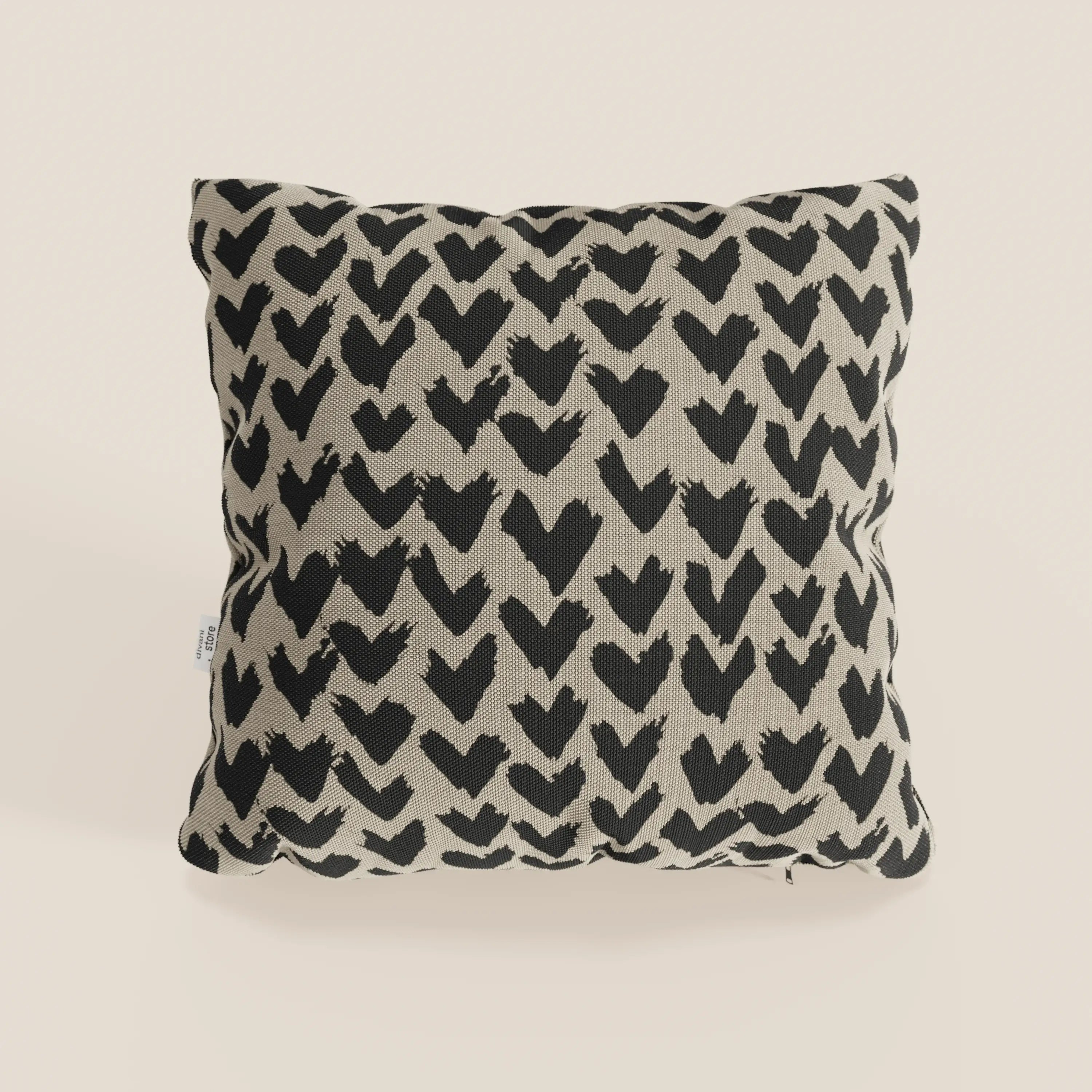 I cuscini geometrici Arrow di Divani.Store sono caratterizzati da un disegno geometrico su tessuto idrorepellente color tortora, che unisce stile moderno e praticità, perfetto come cuscino decorativo per spazi neutri. Disponibile in vari colori.