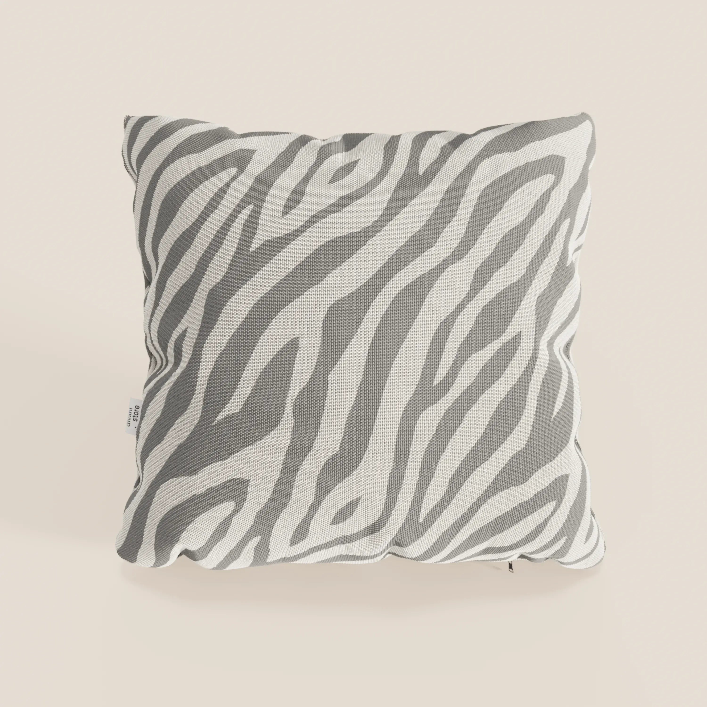 Lo Stripe cuscini geometrici in tessuto idrorepellente di Divani.Store presenta un motivo grigio e bianco su beige, perfetto tra i cuscini decorativi per aggiungere un tocco moderno. Disponibile in diverse tonalità di grigio.