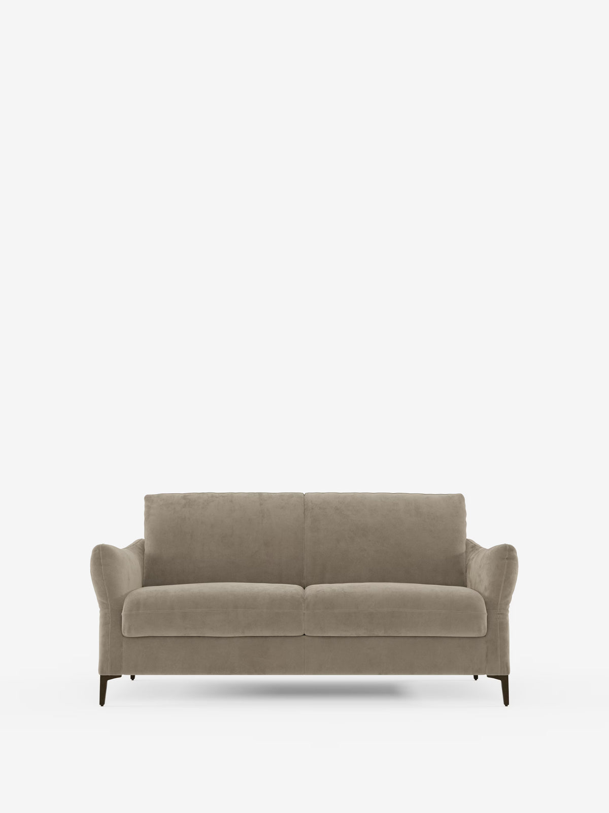 Un moderno divano letto a 3 posti Dalia di Divani.Store, in beige, rivestito in velluto T30 antimacchia con morbidi cuscini, braccioli ricurvi e gambe in legno scuro, in primo piano su uno sfondo bianco.