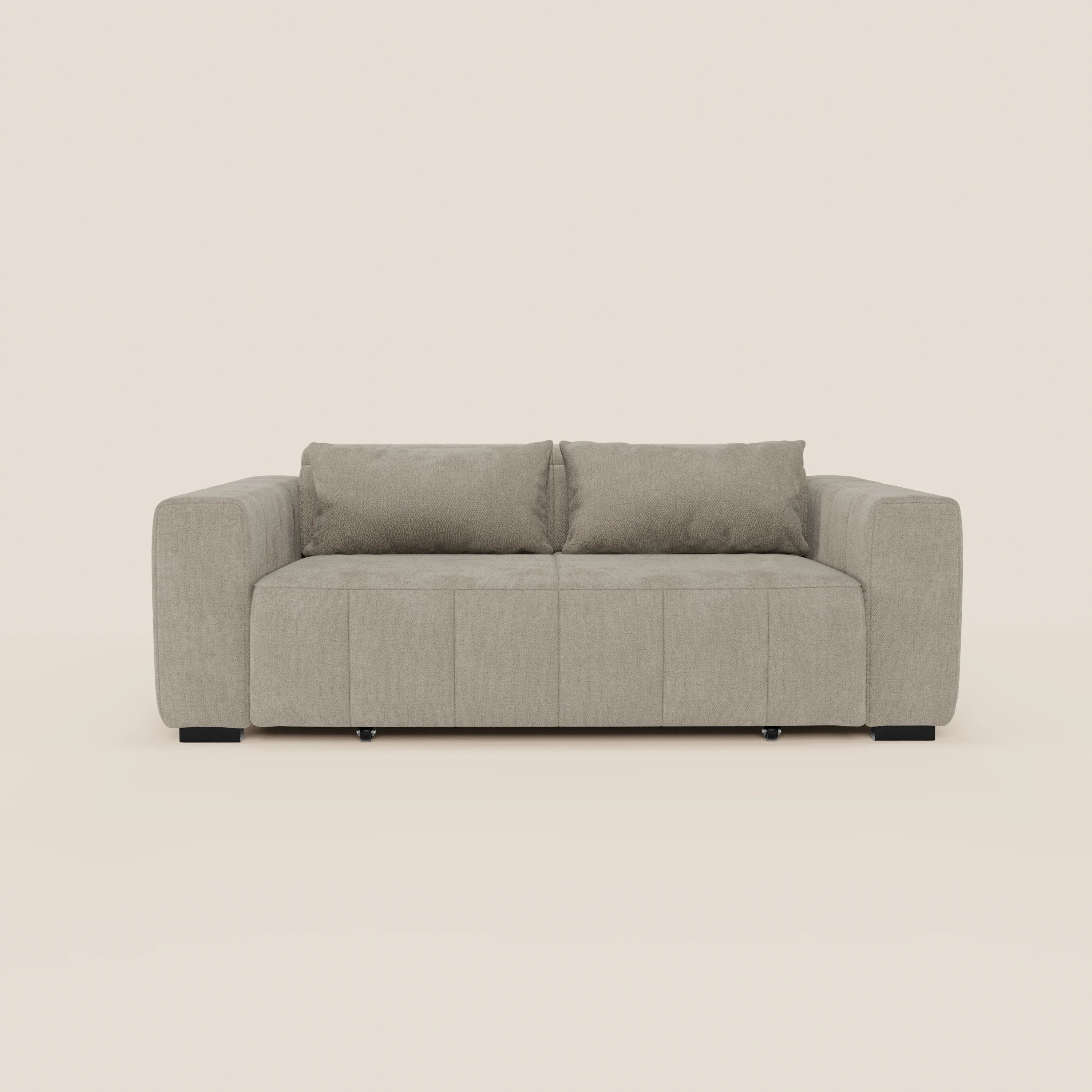 Il divano Doric 3 posti di Divani.Store è caratterizzato da un moderno tessuto T23 antimacchia beige chiaro, ampi braccioli rettangolari, due cuscini di schienale, gambe nere e sedili reclinabili elettricamente con poggiatesta regolabile. Minimalista su sfondo bianco sporco.